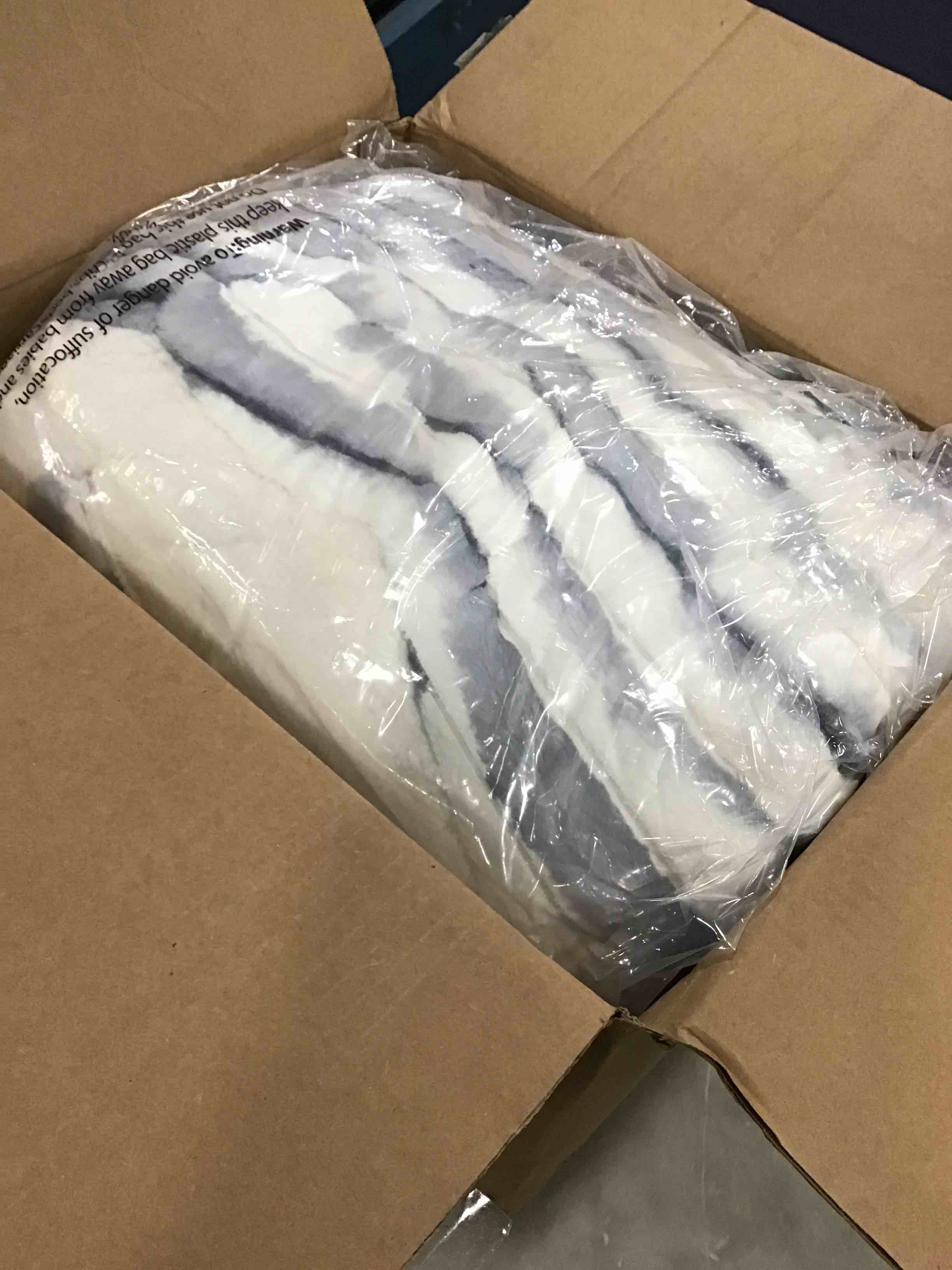 https://s3.amazonaws.com/lotting-images-prod/bidfta/YEL6009100_1708430853307.jpeg