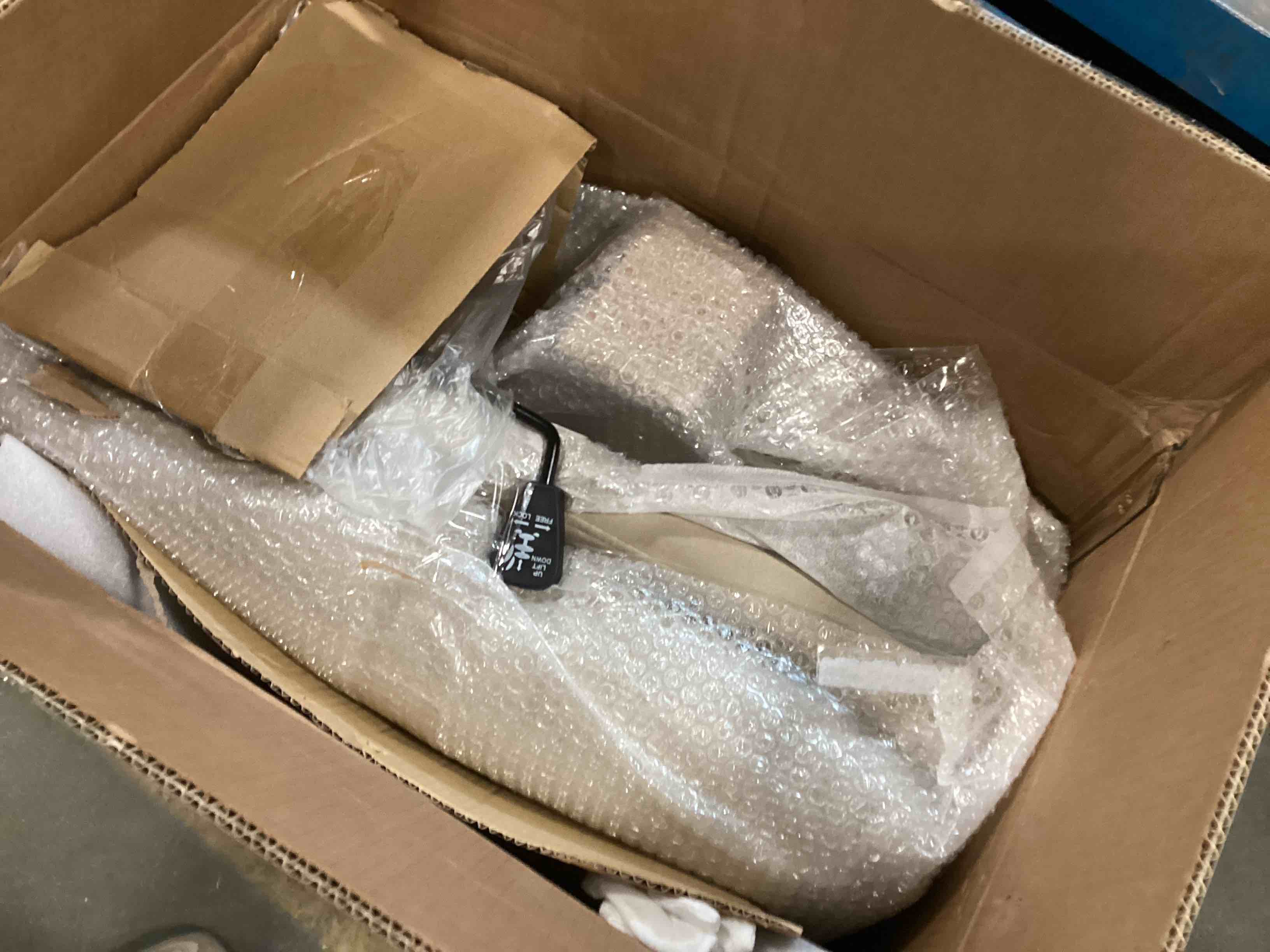 https://s3.amazonaws.com/lotting-images-prod/bidfta/YEL6010606_1708432878094.jpeg