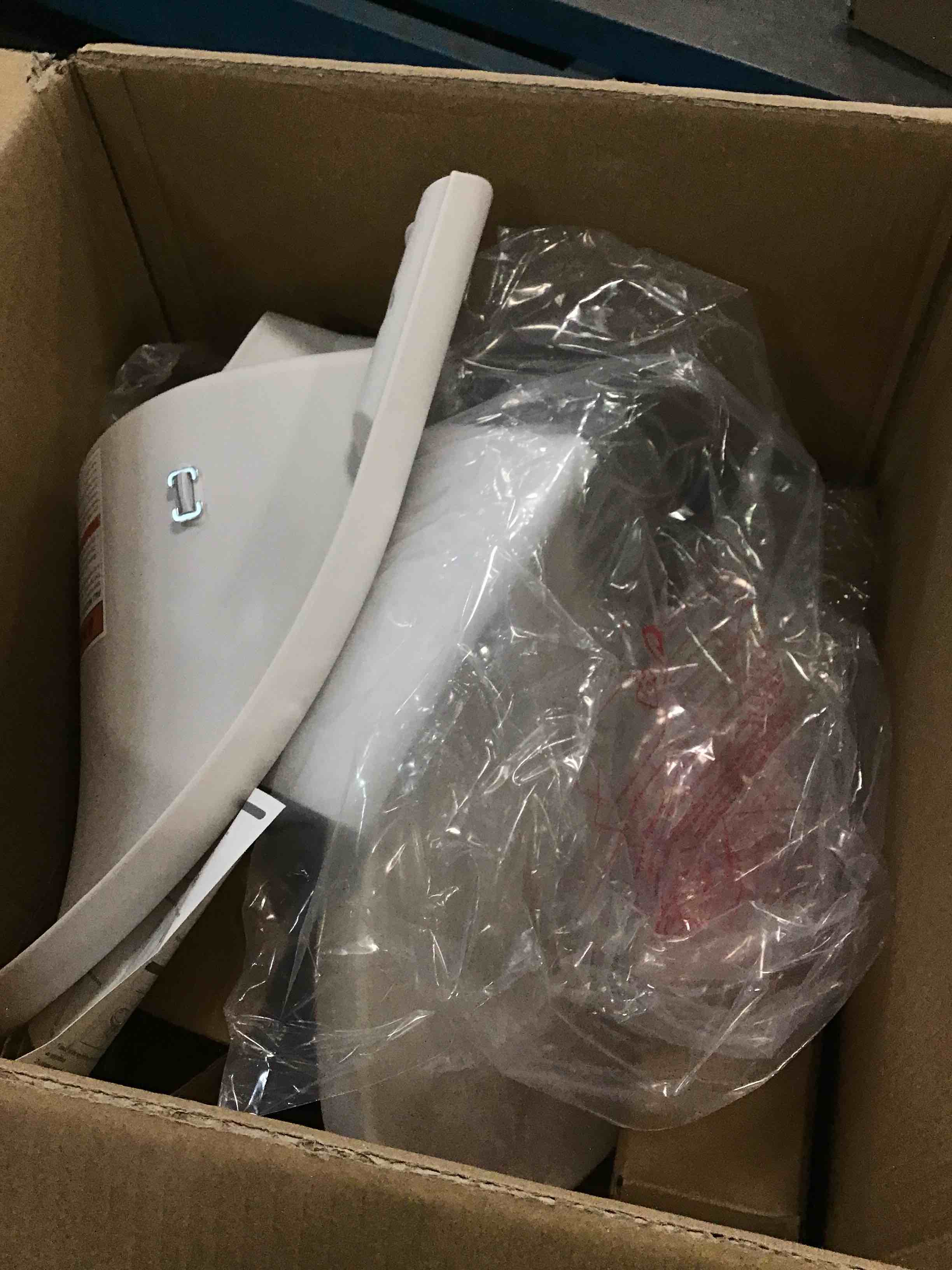 https://s3.amazonaws.com/lotting-images-prod/bidfta/YEL6017854_1709671635505.jpeg