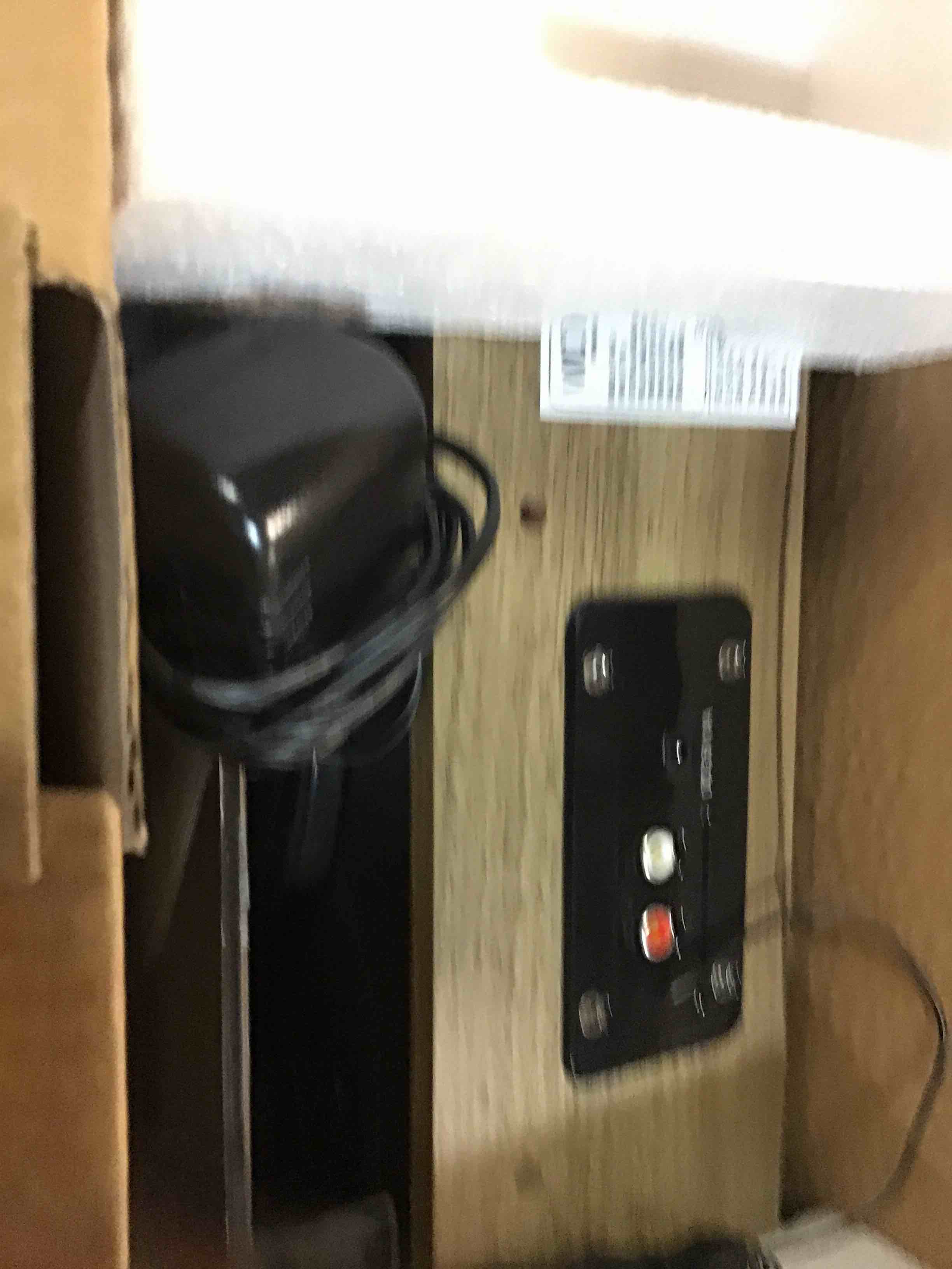 https://s3.amazonaws.com/lotting-images-prod/bidfta/YEL6044029_1708096852875.jpeg