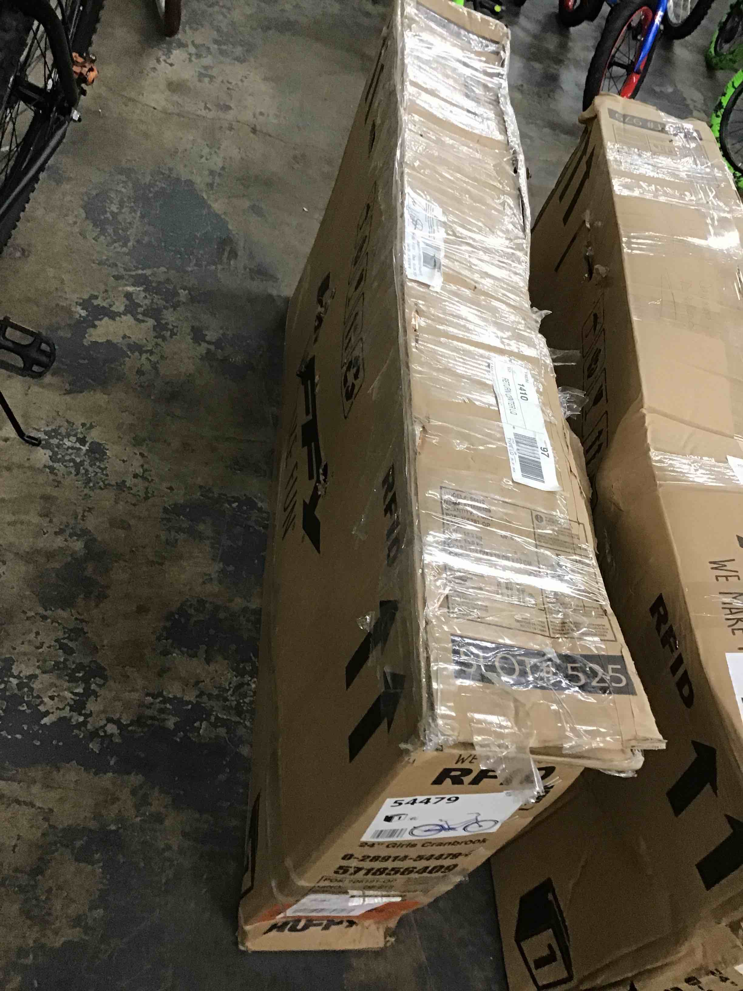 https://s3.amazonaws.com/lotting-images-prod/bidfta/YEL6058390_1714496890383.jpeg