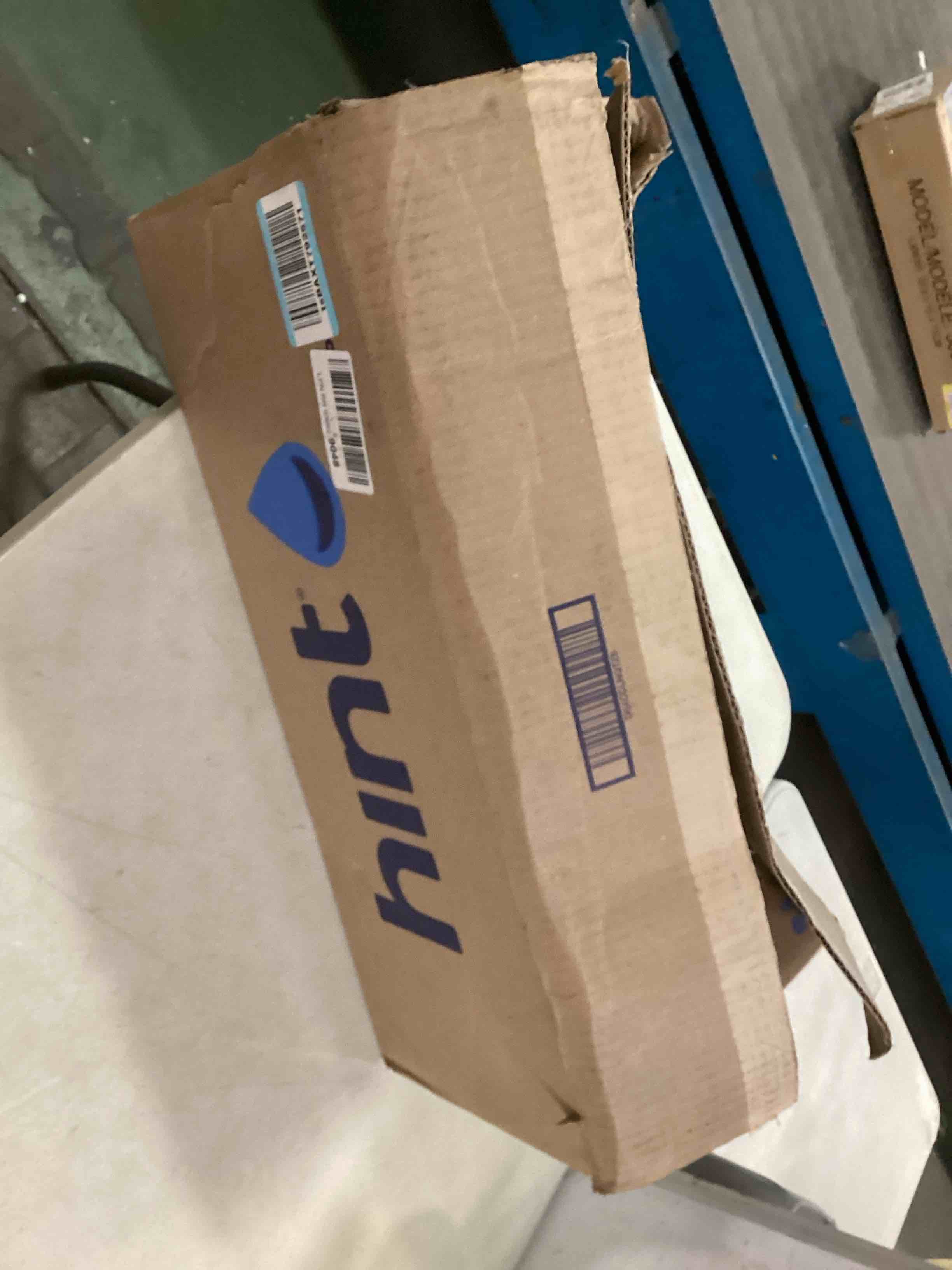 https://s3.amazonaws.com/lotting-images-prod/bidfta/YEL6085722_1709214863827.jpeg