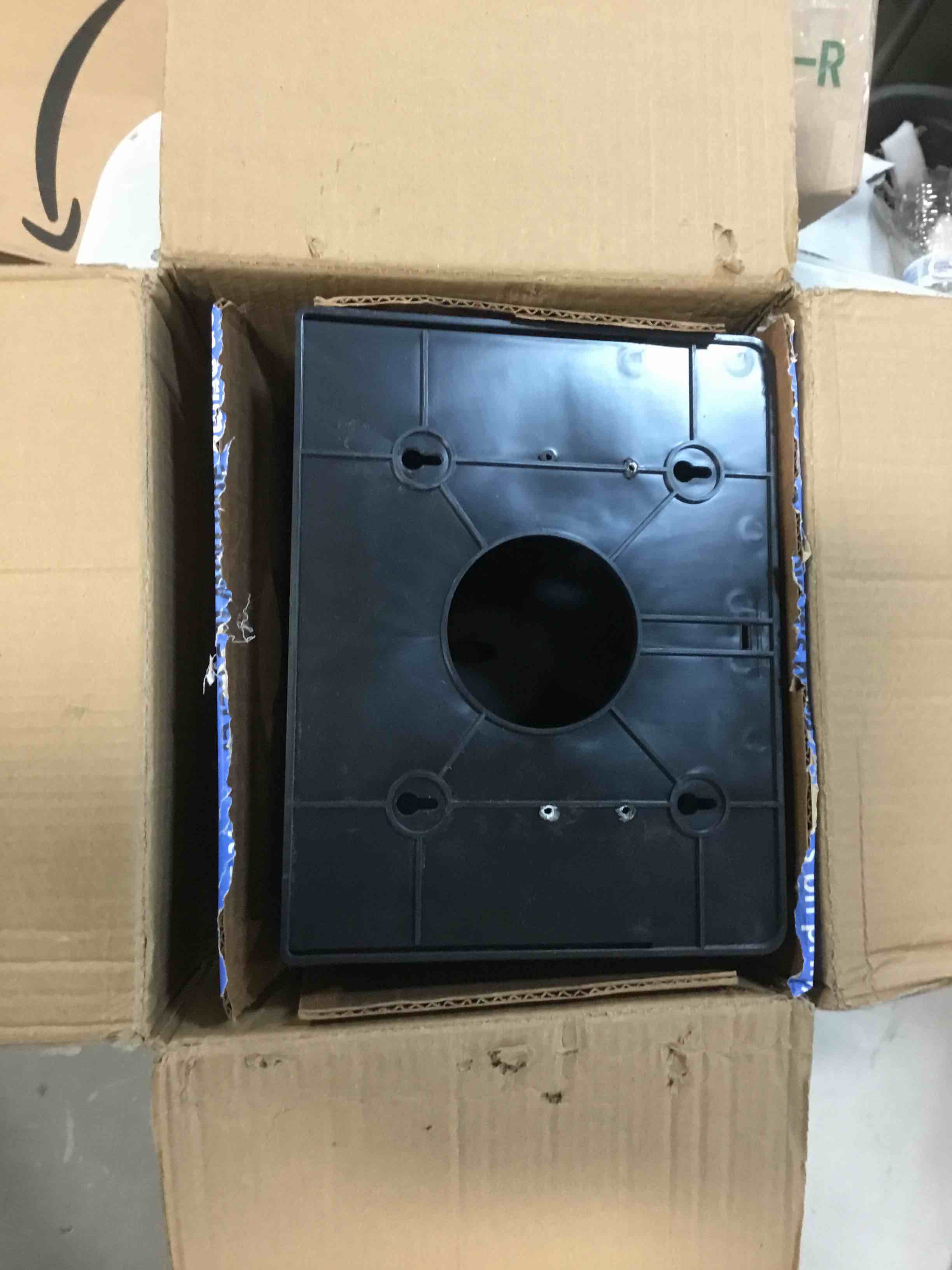 https://s3.amazonaws.com/lotting-images-prod/bidfta/YEL6086450_1709216142199.jpeg