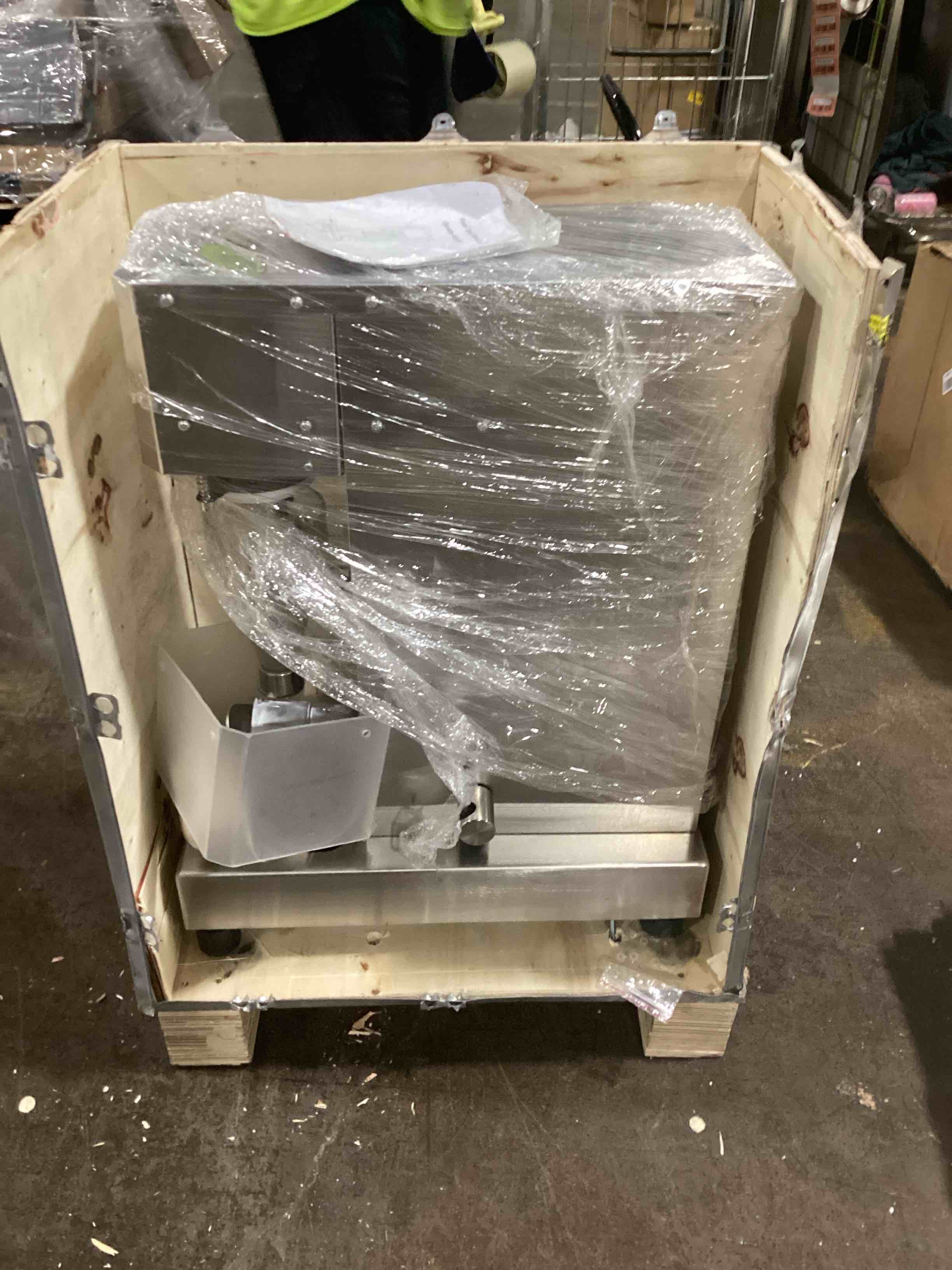 https://s3.amazonaws.com/lotting-images-prod/bidfta/YEL6102980_1717169726101.jpeg