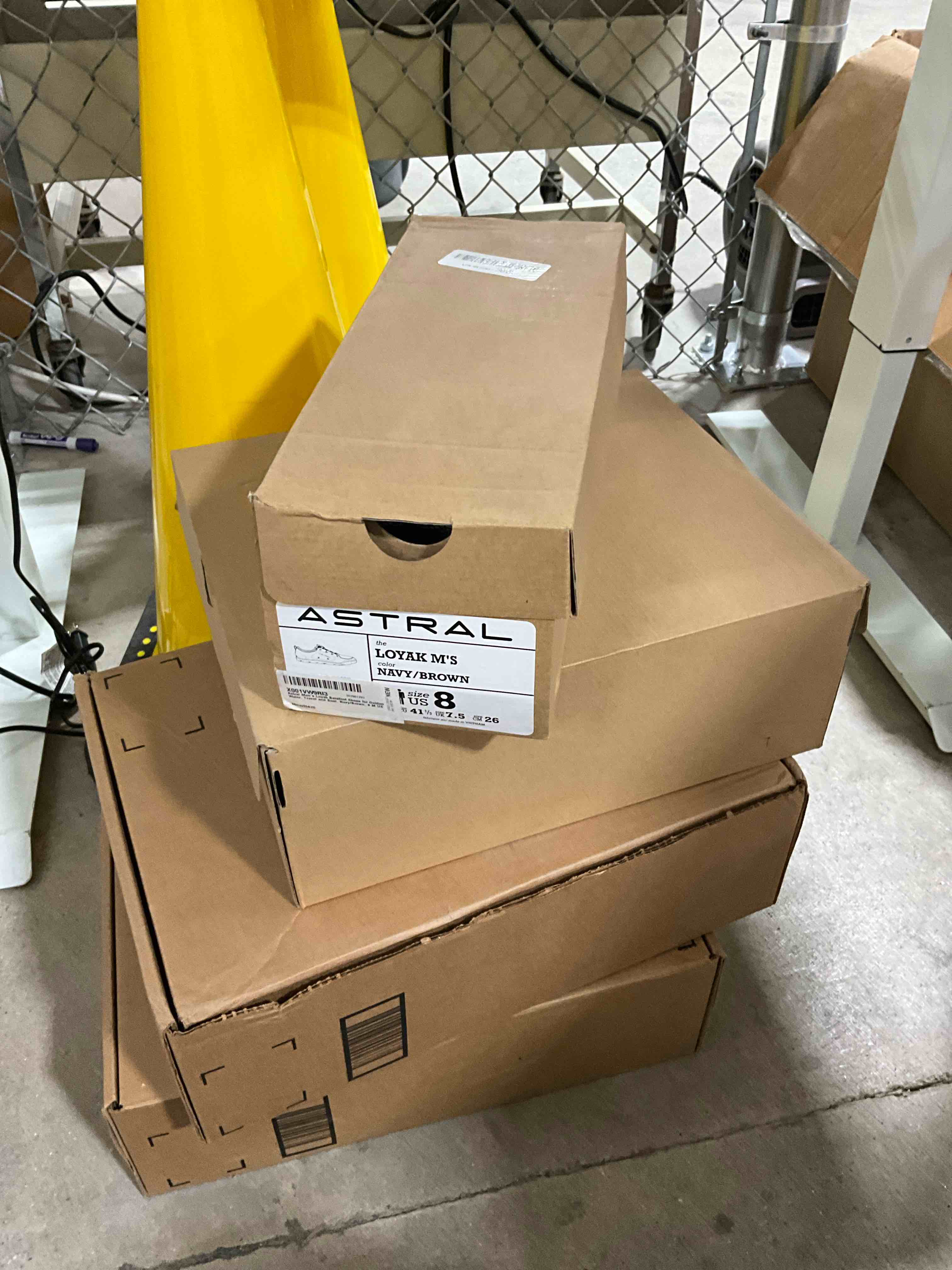 https://s3.amazonaws.com/lotting-images-prod/bidfta/YEL6180961_1721837740317.jpeg