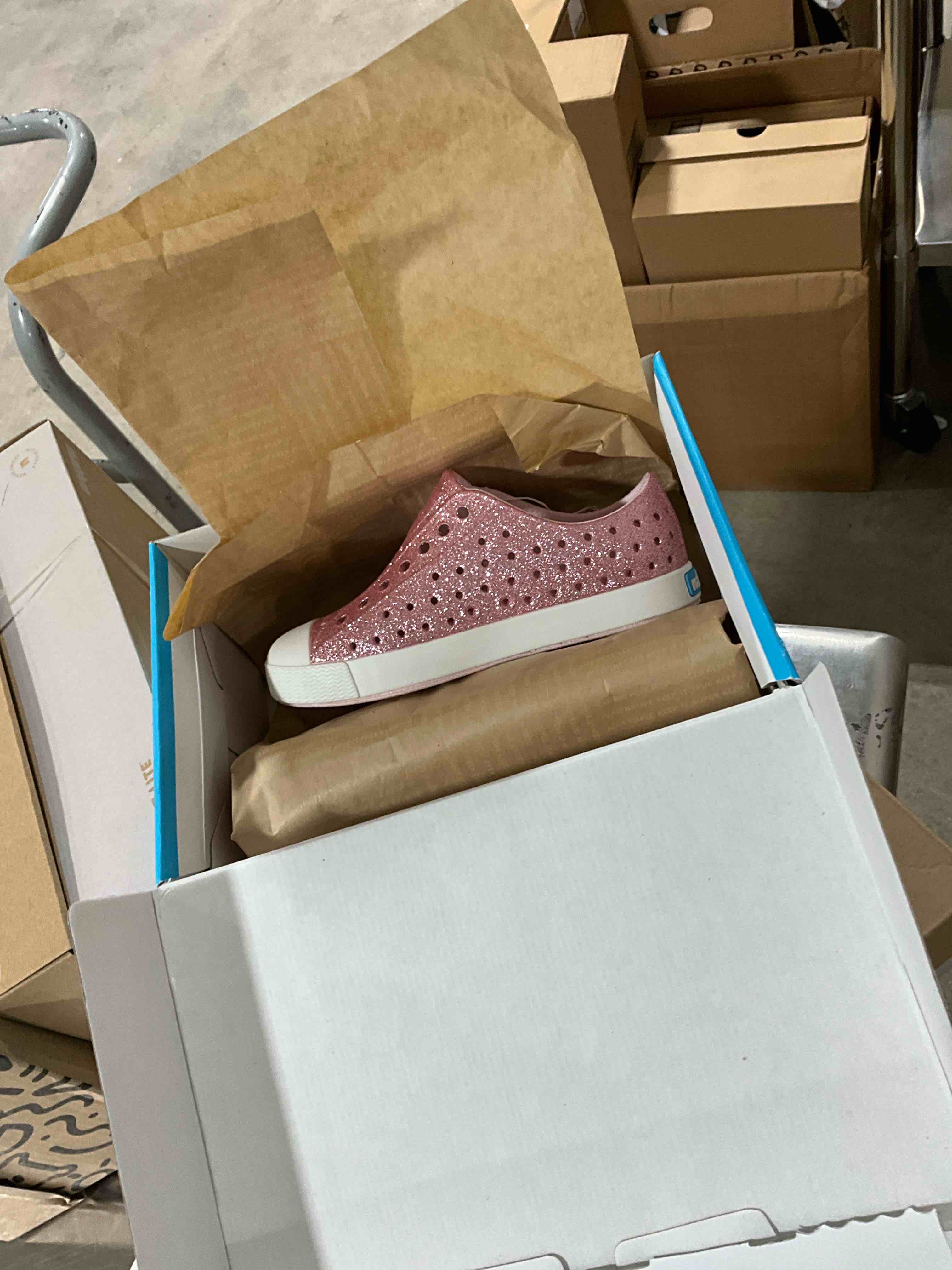 https://s3.amazonaws.com/lotting-images-prod/bidfta/YEL6180965_1721844947078.jpeg