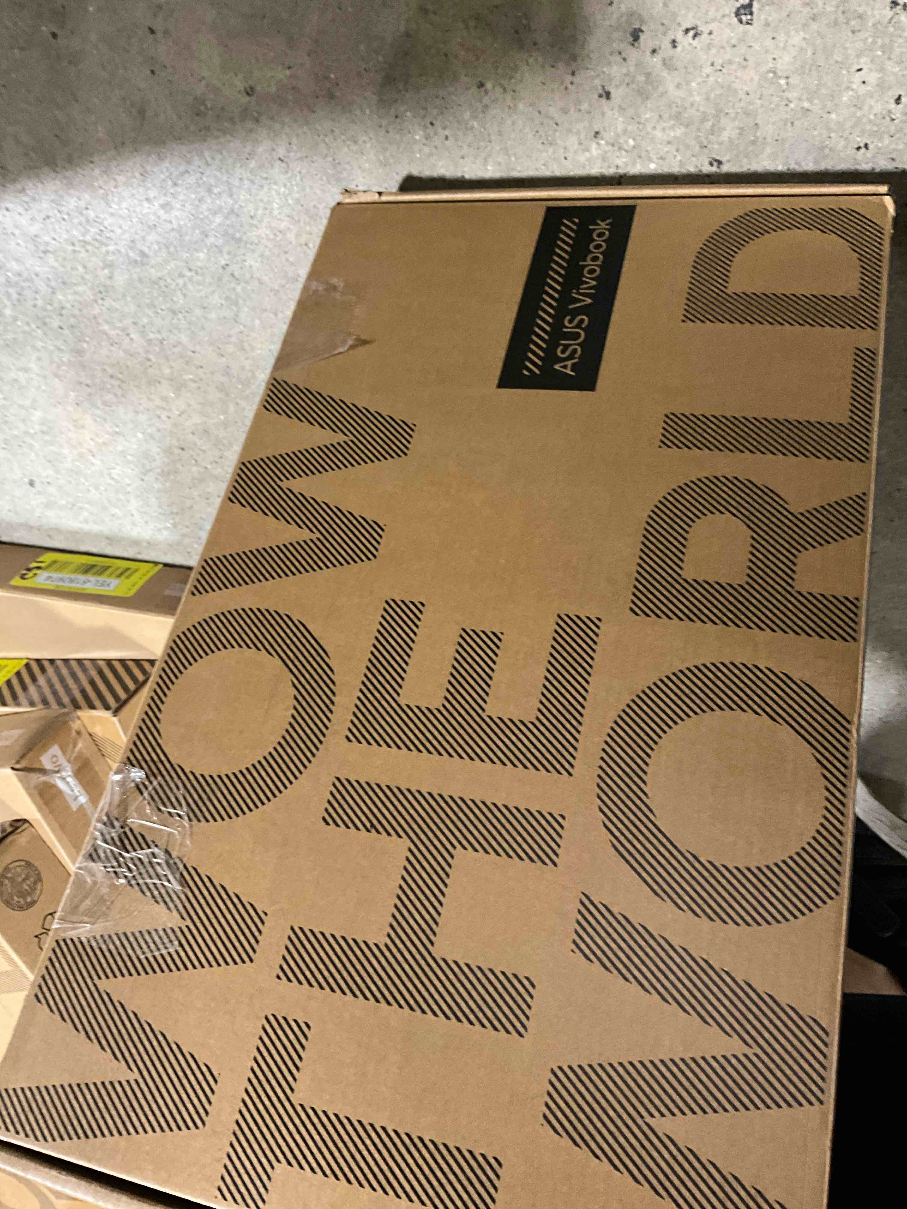 https://s3.amazonaws.com/lotting-images-prod/bidfta/YEL6180980_1721919826975.jpeg