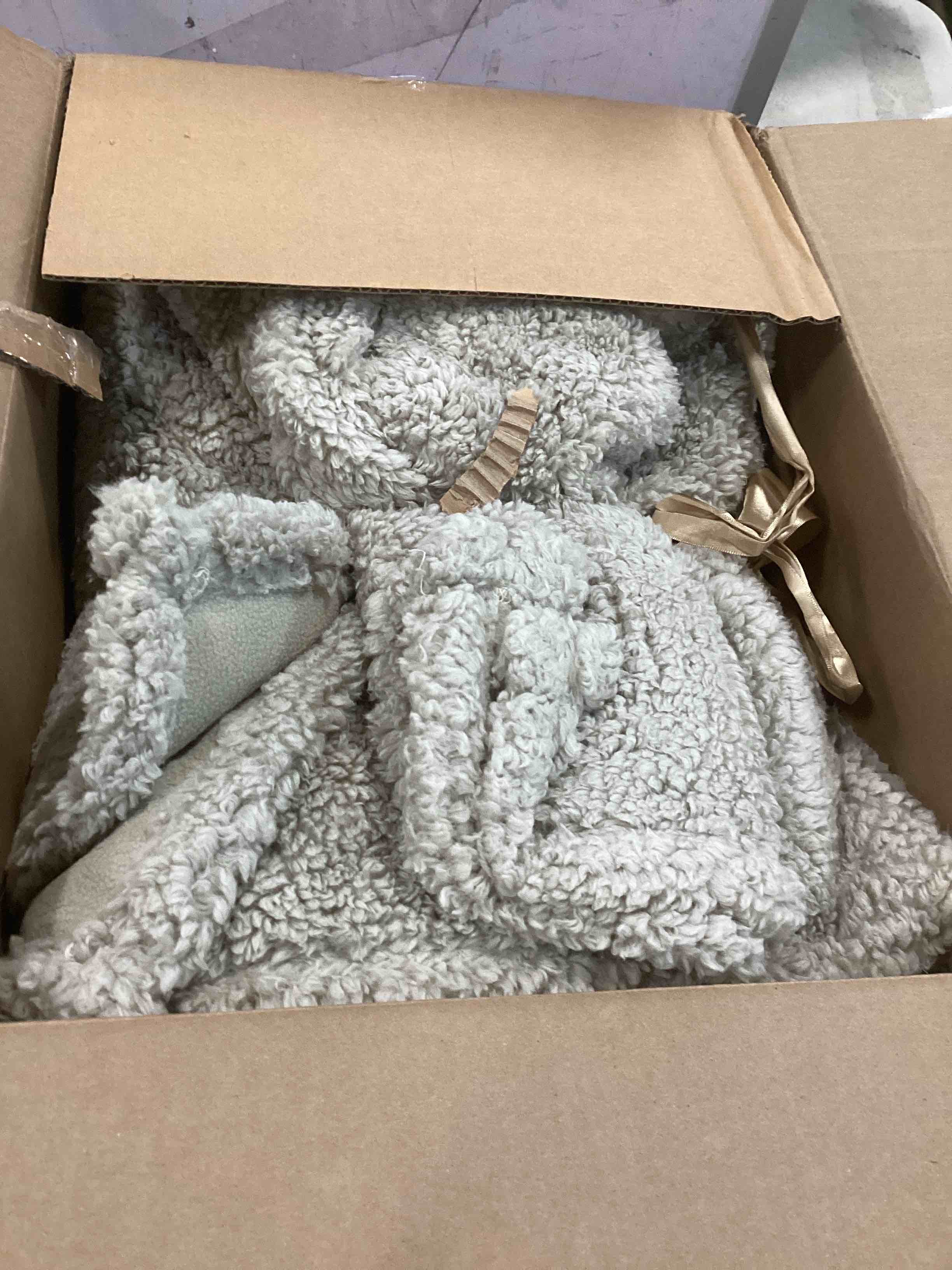 https://s3.amazonaws.com/lotting-images-prod/bidfta/YEL6213353_1714225255712.jpeg