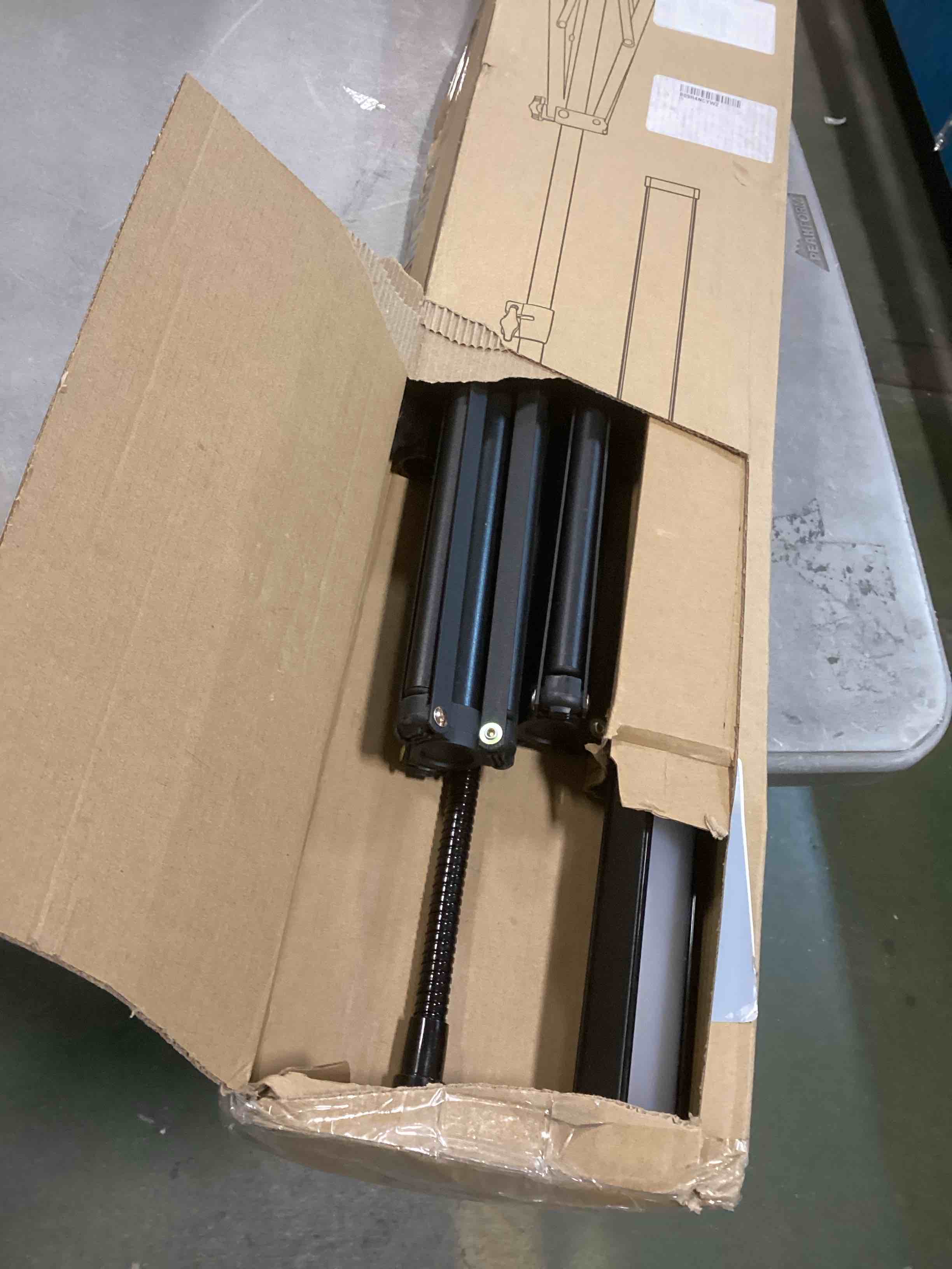 https://s3.amazonaws.com/lotting-images-prod/bidfta/YEL6215975_1714137235404.jpeg