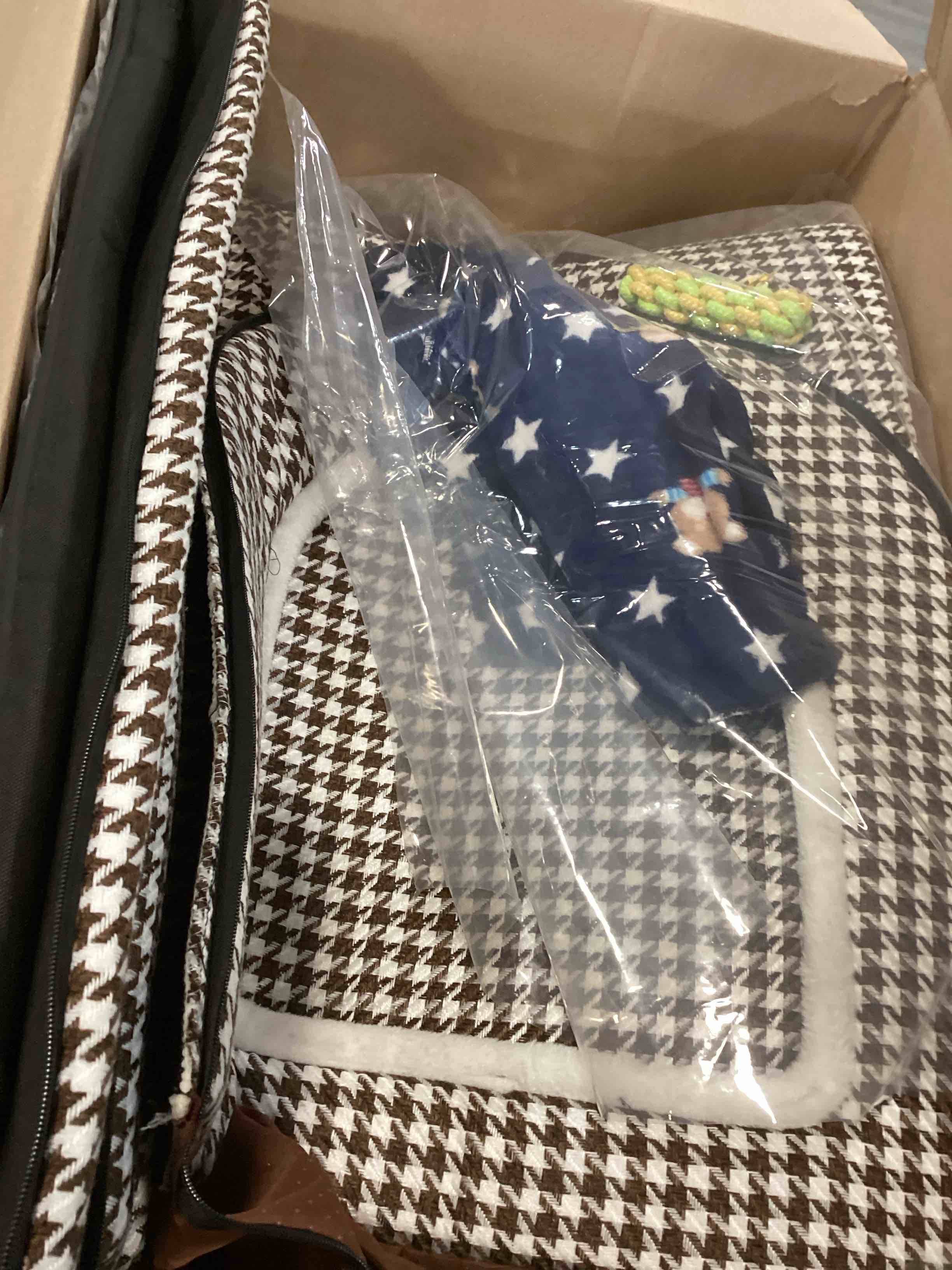 https://s3.amazonaws.com/lotting-images-prod/bidfta/YEL6218169_1713366313542.jpeg