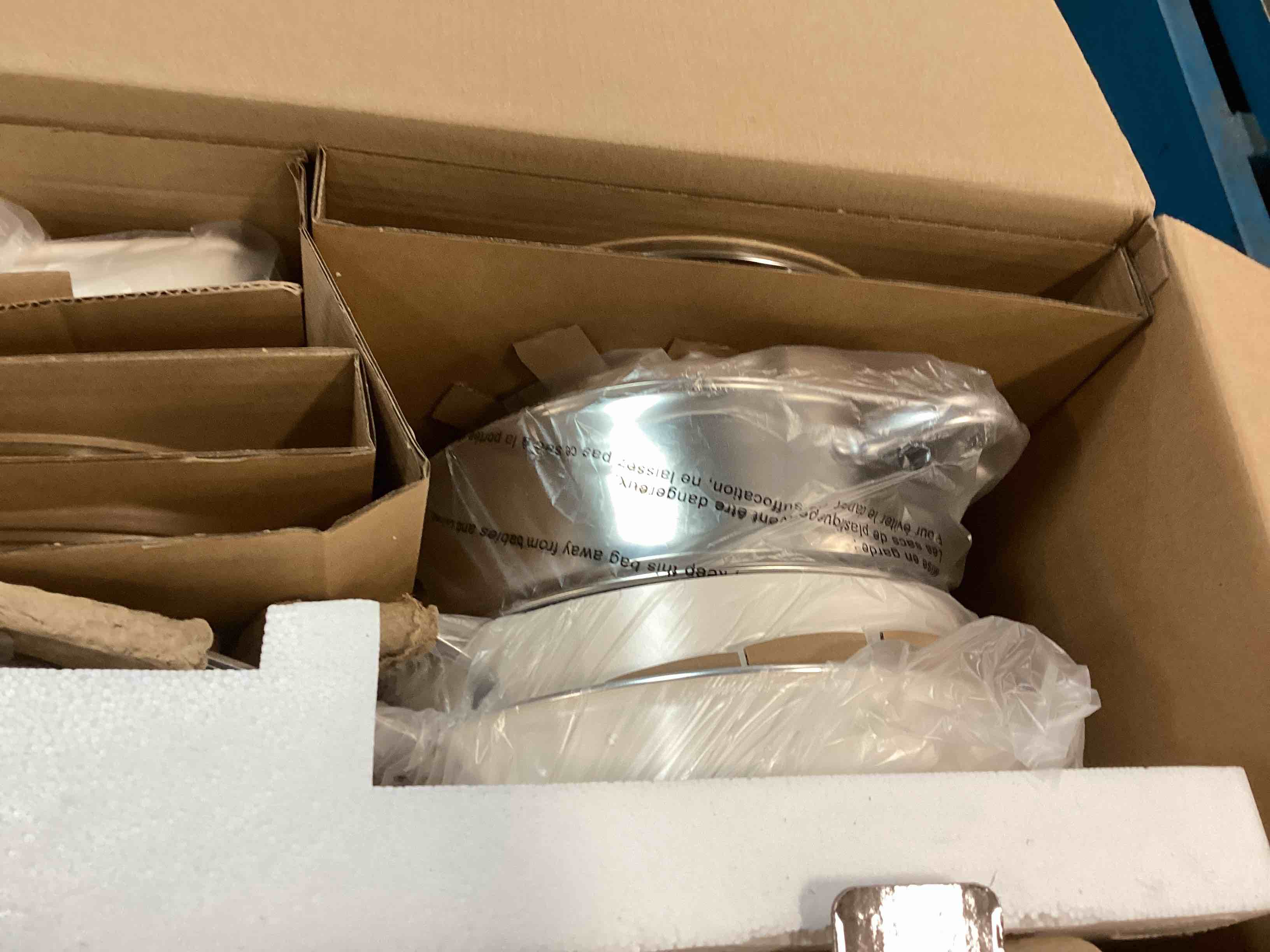 https://s3.amazonaws.com/lotting-images-prod/bidfta/YEL6221211_1713470170822.jpeg