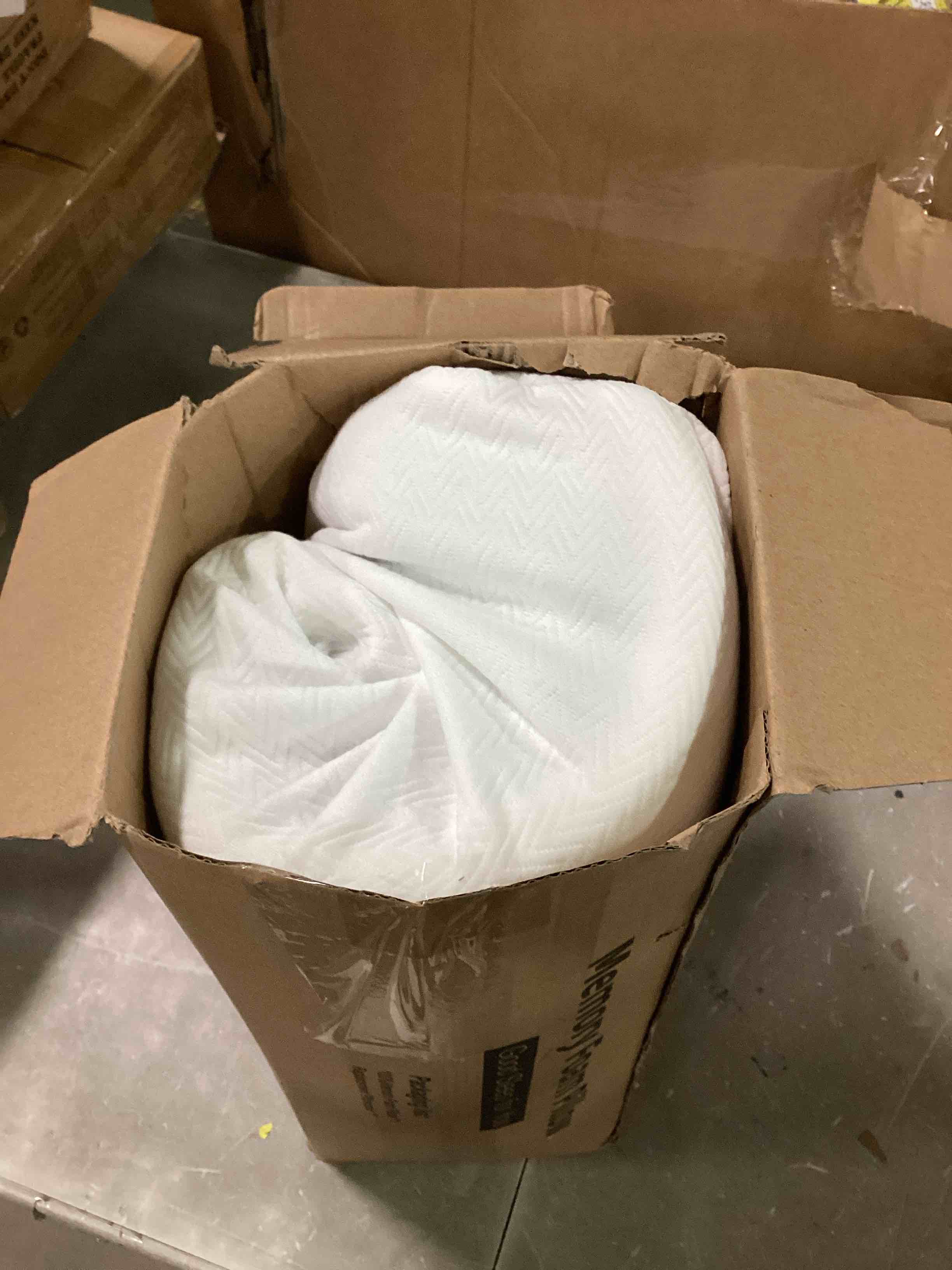 https://s3.amazonaws.com/lotting-images-prod/bidfta/YEL6257907_1715085767054.jpeg