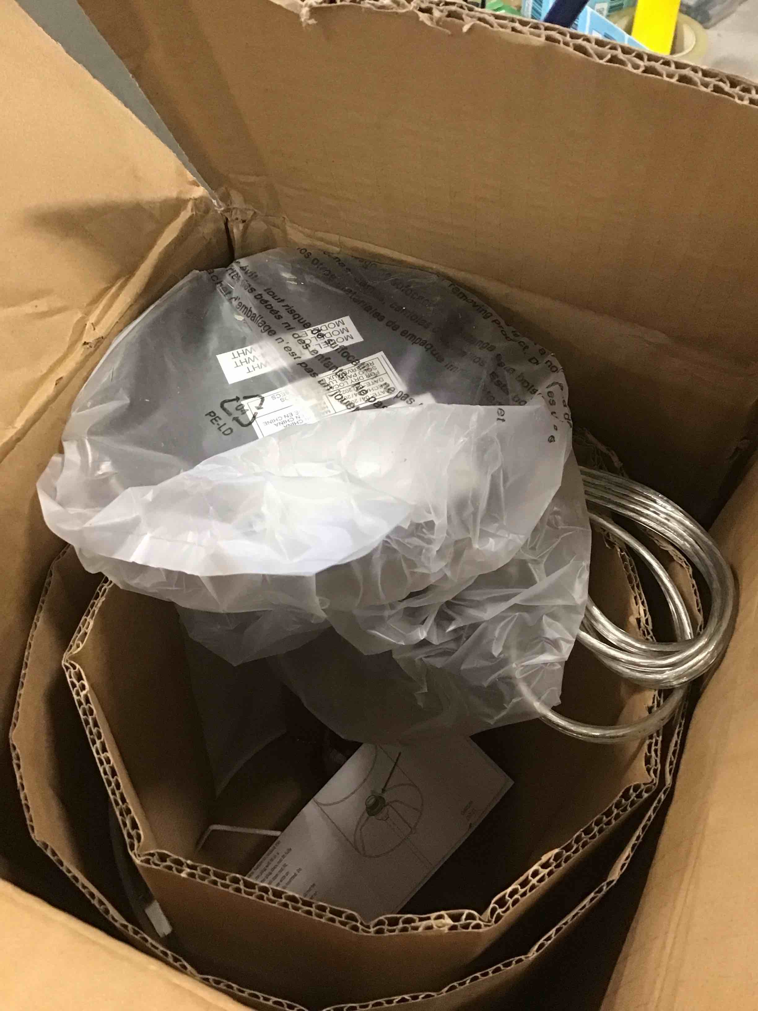 https://s3.amazonaws.com/lotting-images-prod/bidfta/YEL6305627_1713796011683.jpeg