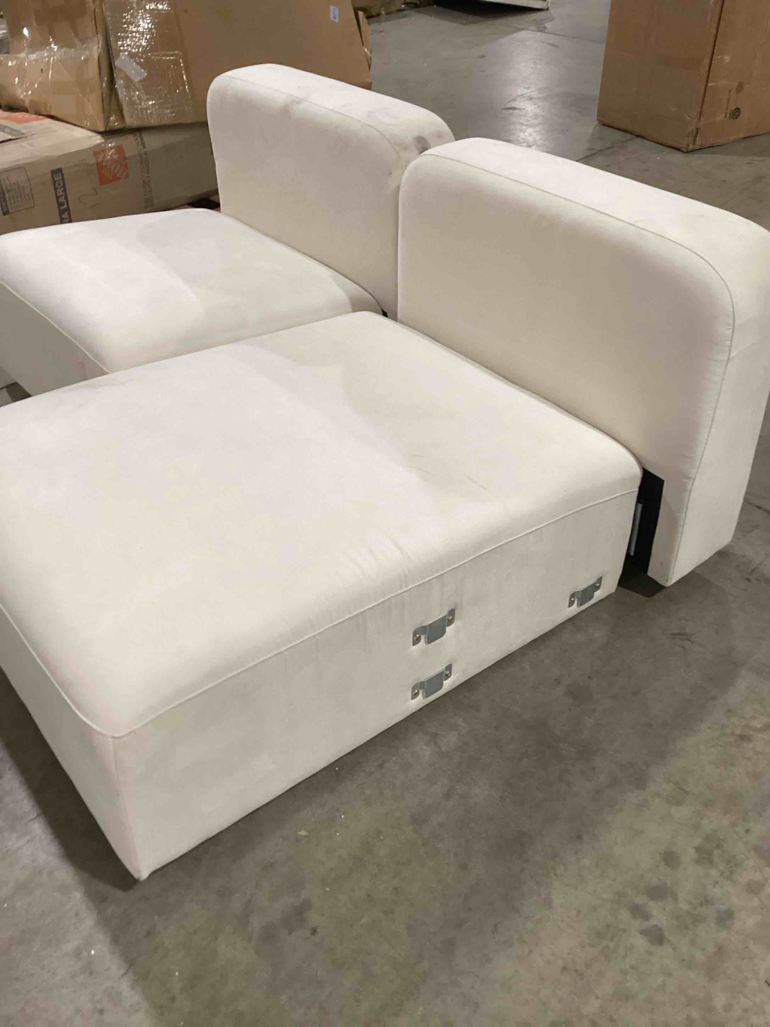 https://s3.amazonaws.com/lotting-images-prod/bidfta/YEL6387208_1715260126018.jpeg