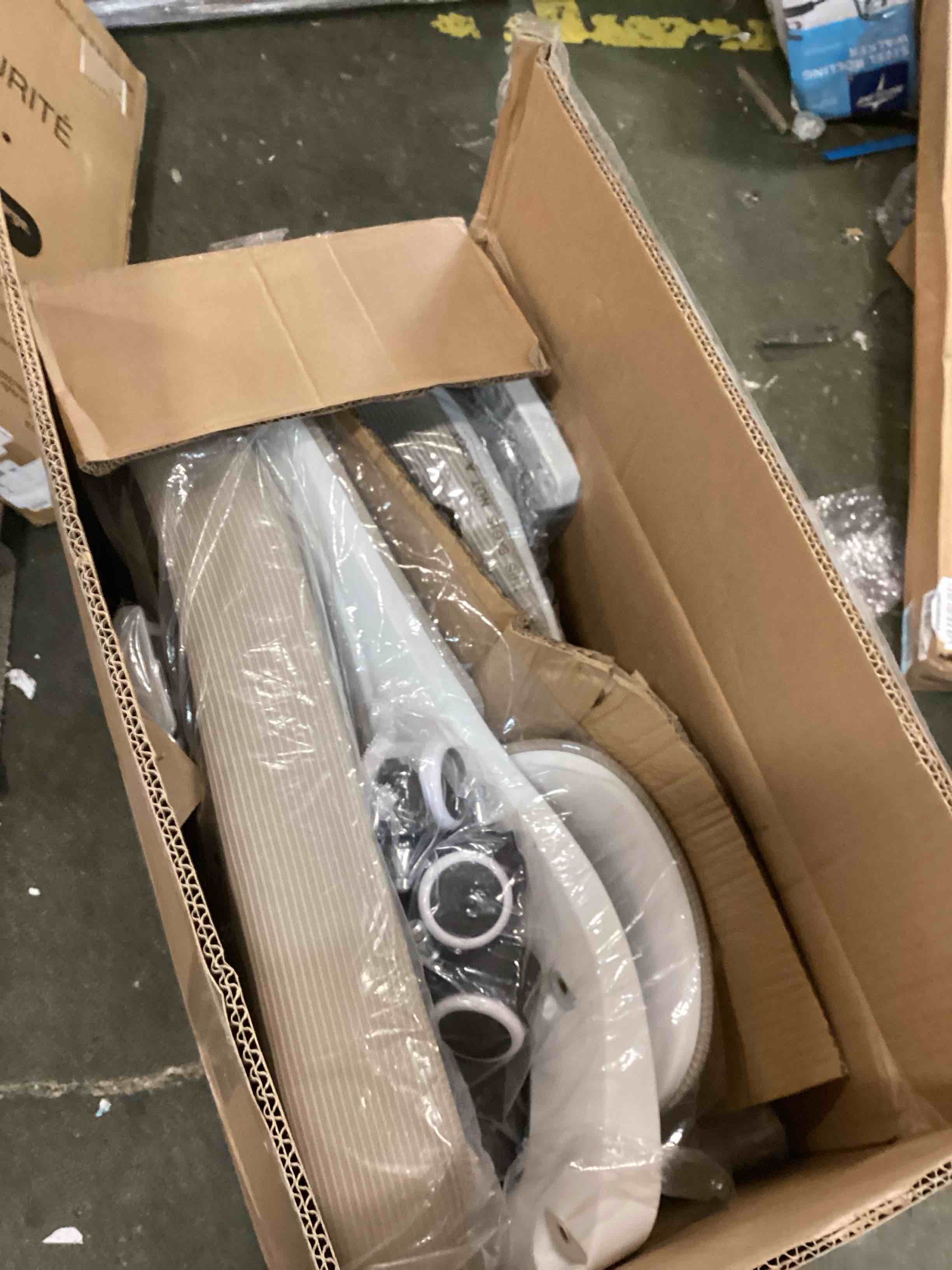 https://s3.amazonaws.com/lotting-images-prod/bidfta/YEL6443383_1717702607240.jpeg
