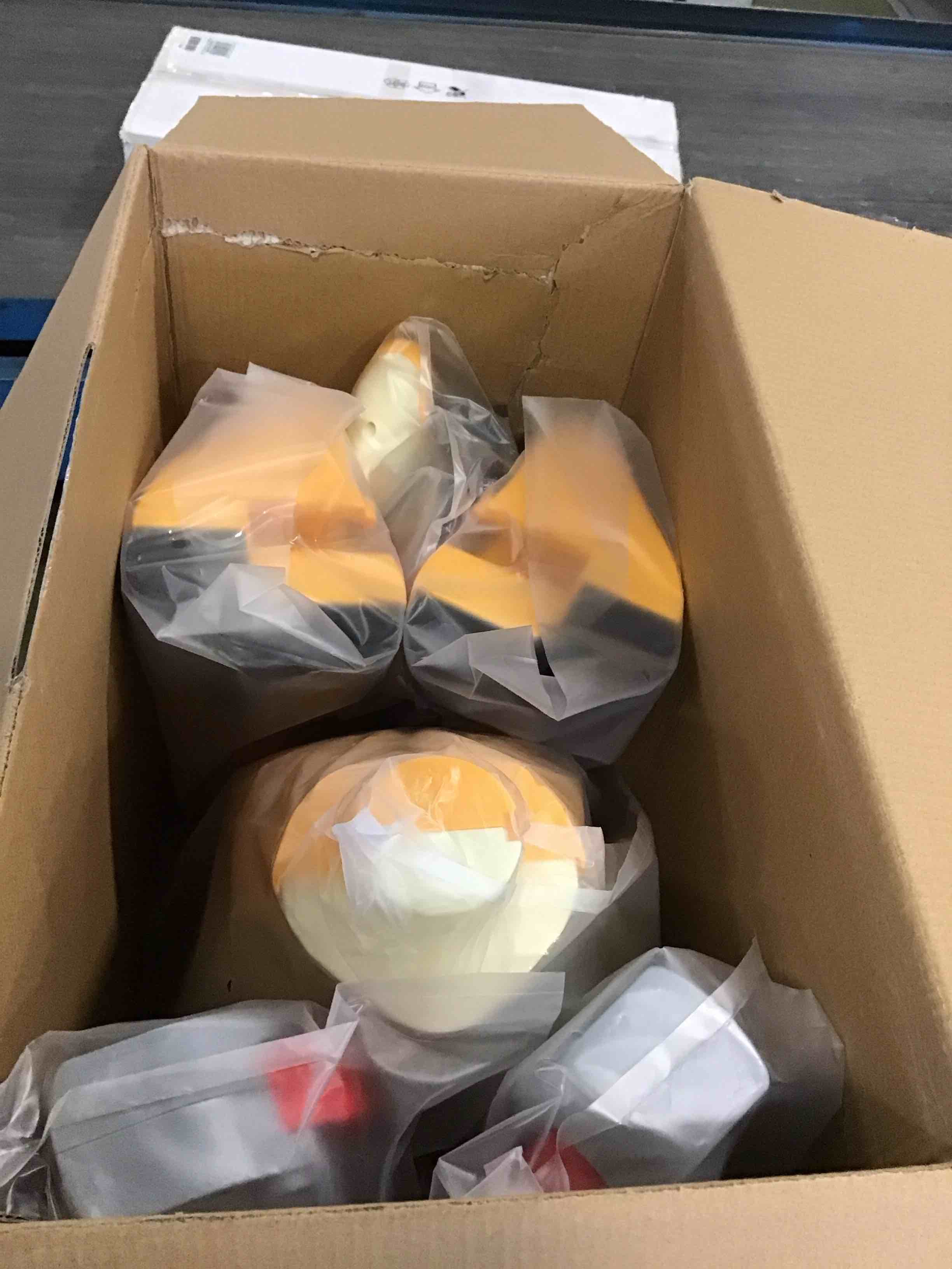 https://s3.amazonaws.com/lotting-images-prod/bidfta/YEL6445140_1717790105512.jpeg