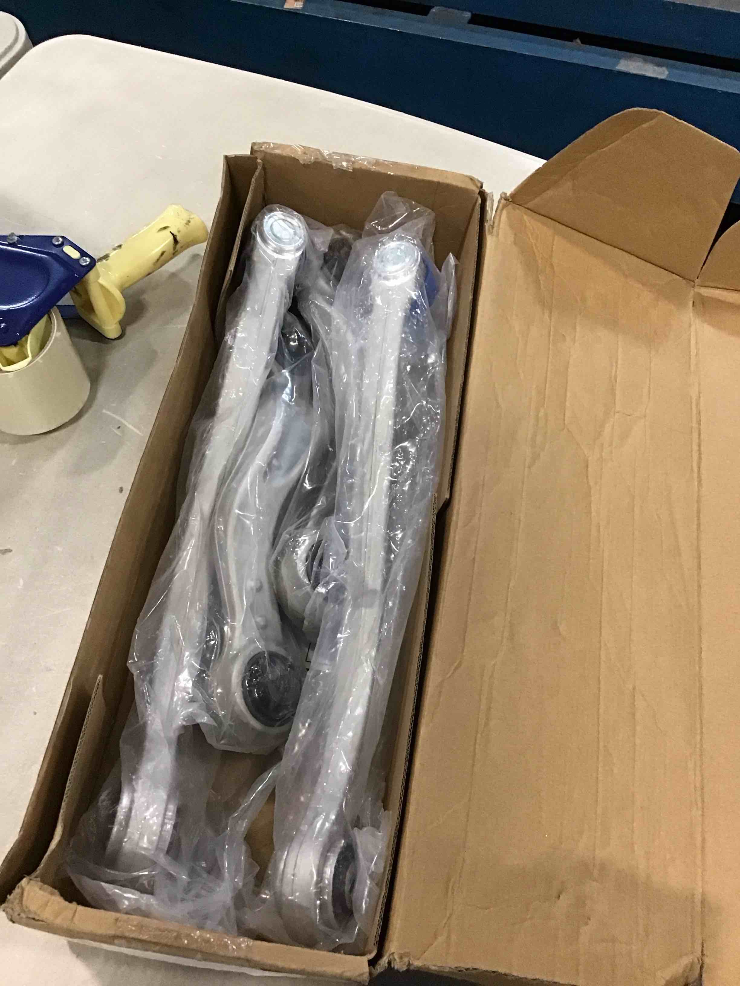 https://s3.amazonaws.com/lotting-images-prod/bidfta/YEL6463976_1717615921885.jpeg