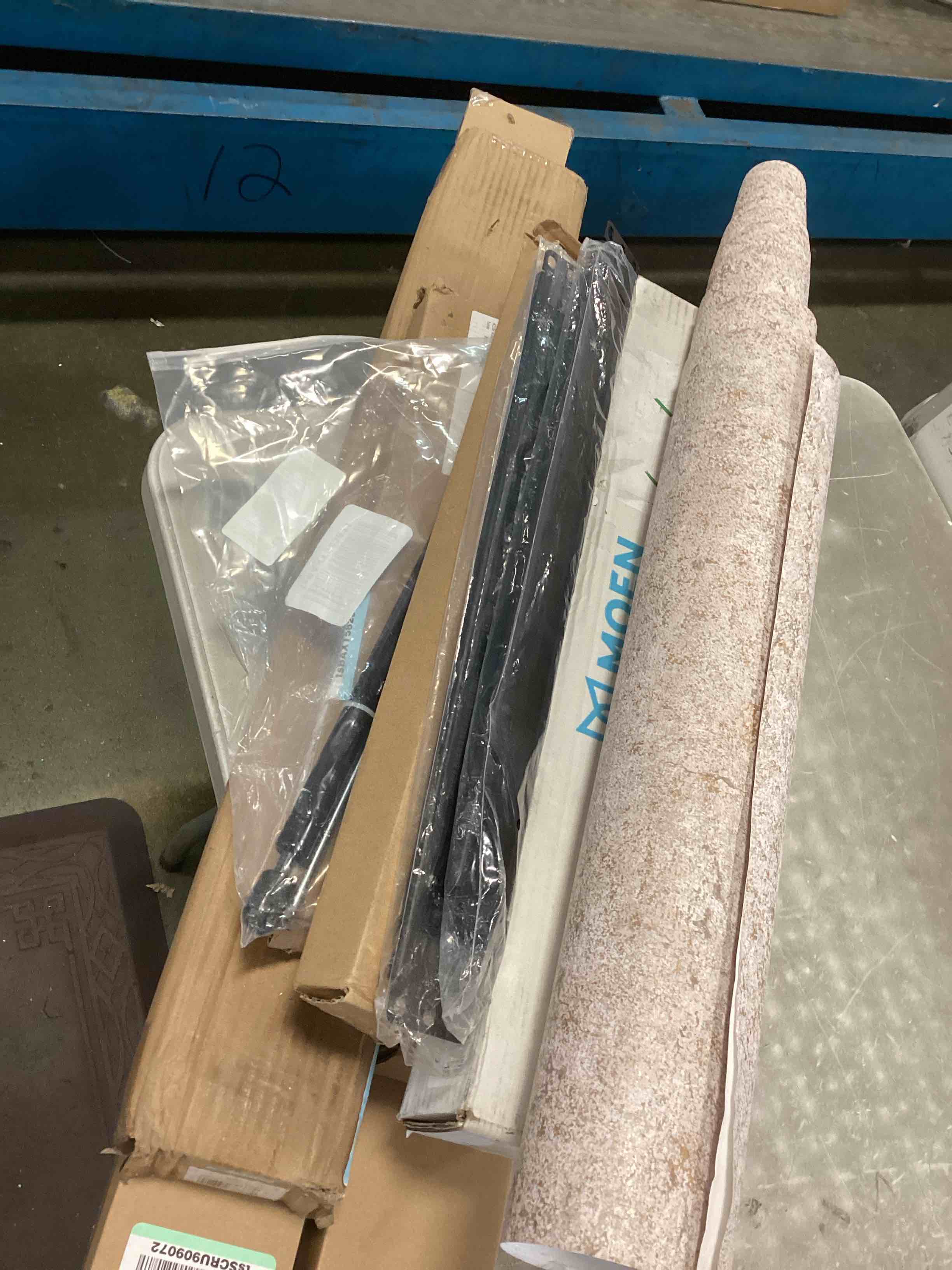 Assorted of  Products for the Maintenance or Decoration of the Home (it can include a variety of sizes and models)