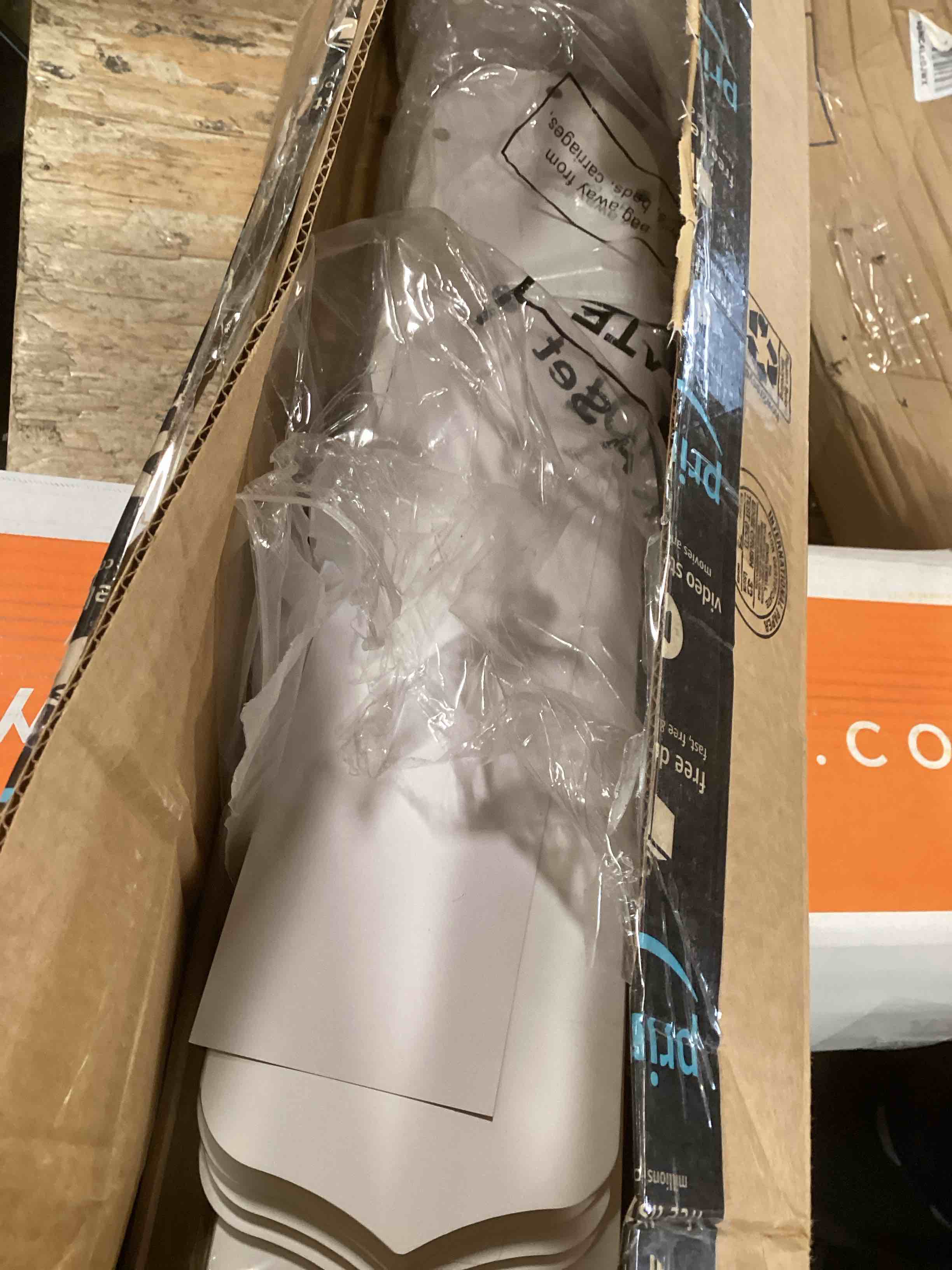 https://s3.amazonaws.com/lotting-images-prod/bidfta/YEL6471141_1718739298323.jpeg