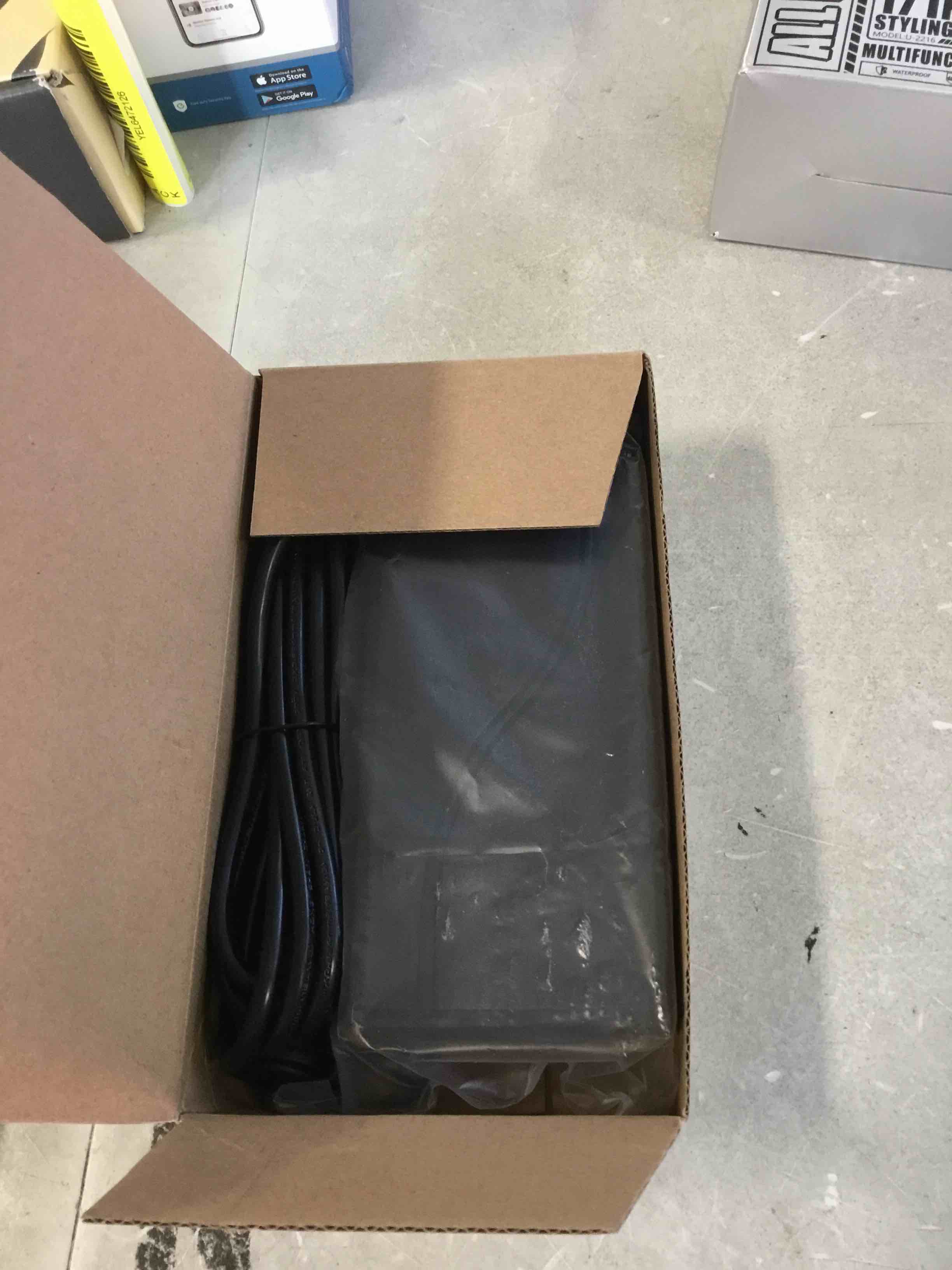 https://s3.amazonaws.com/lotting-images-prod/bidfta/YEL6472212_1717763915076.jpeg