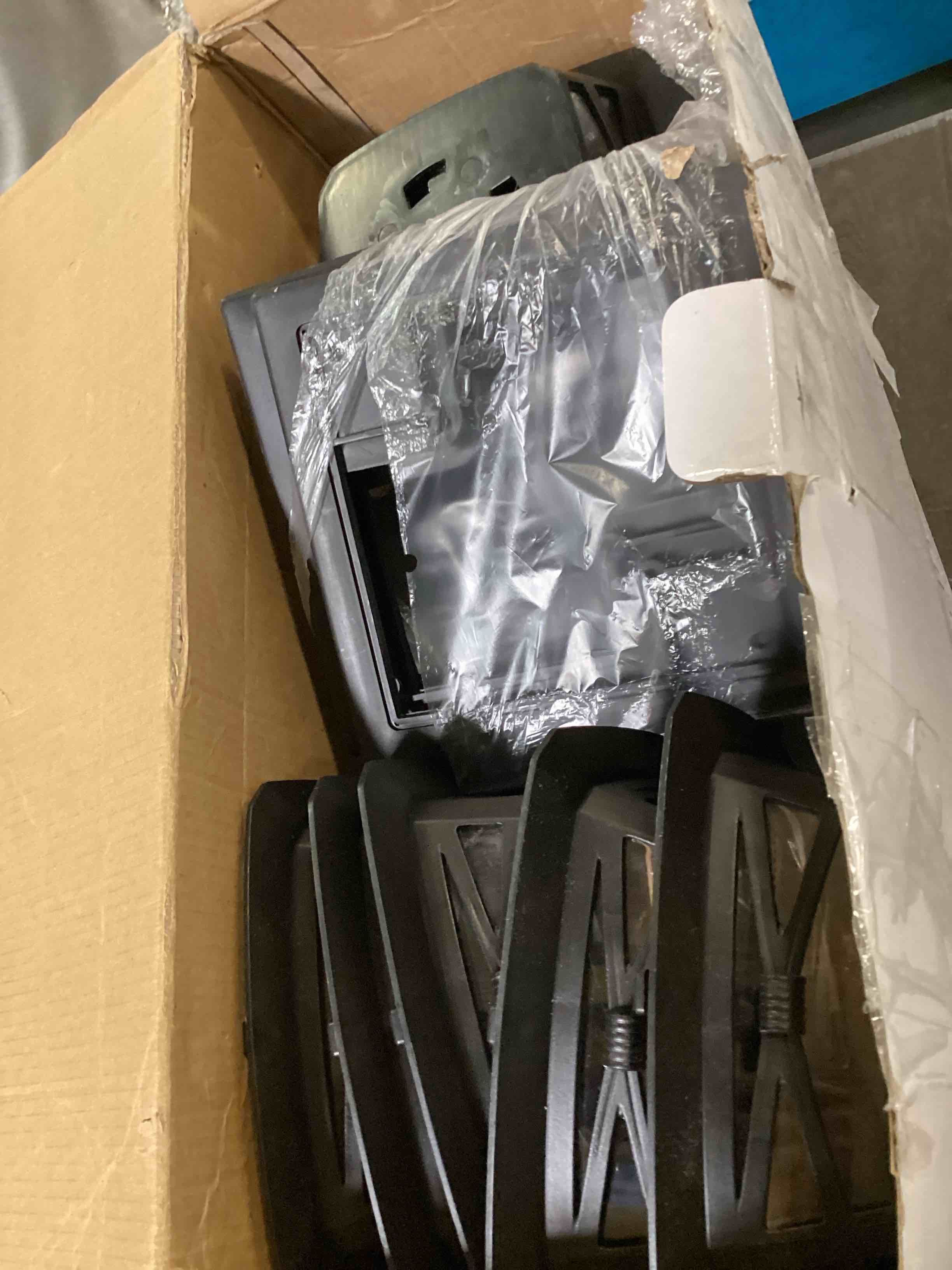 https://s3.amazonaws.com/lotting-images-prod/bidfta/YEL6474964_1718129539618.jpeg