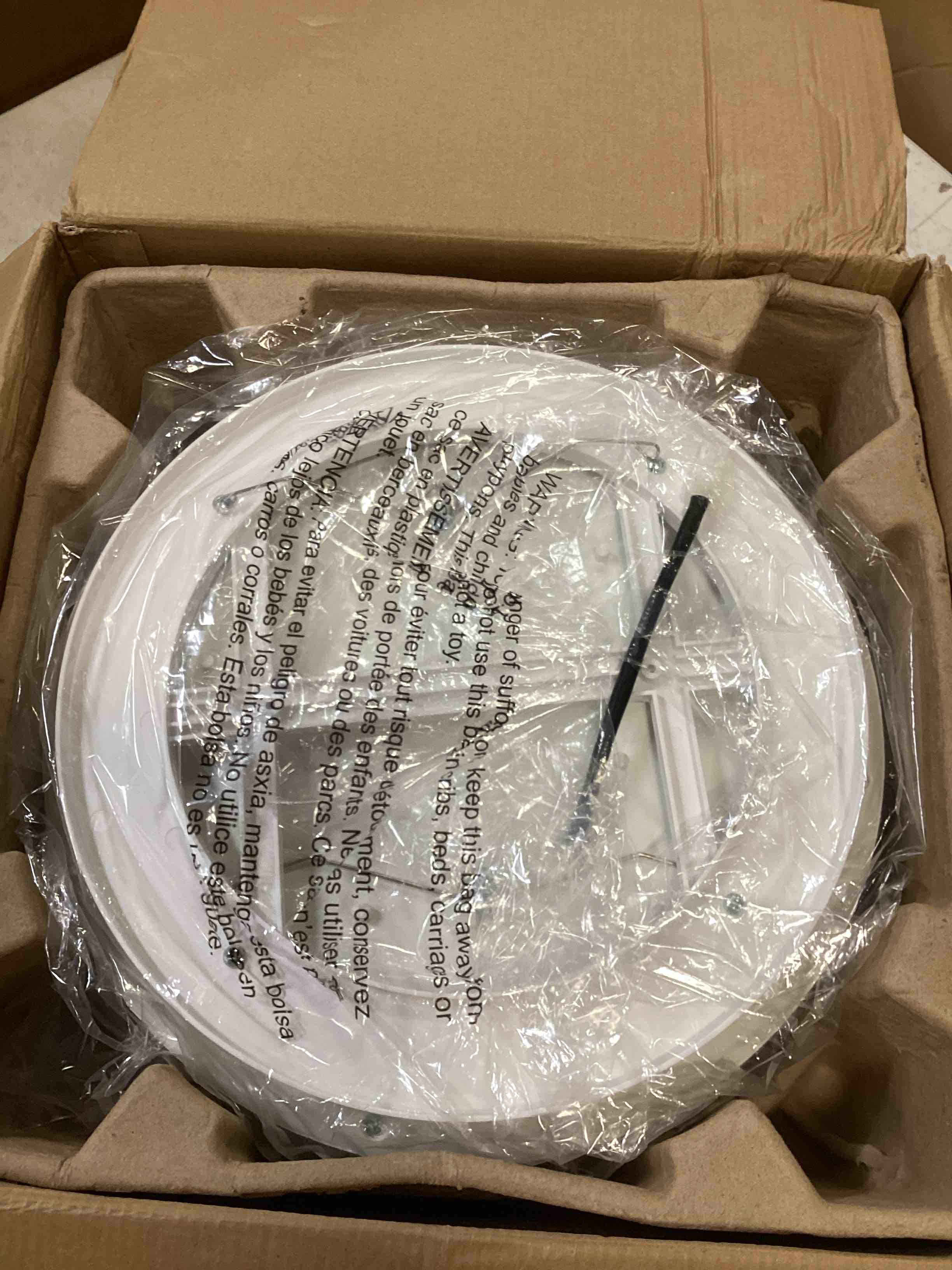 https://s3.amazonaws.com/lotting-images-prod/bidfta/YEL6495600_1717010759172.jpeg