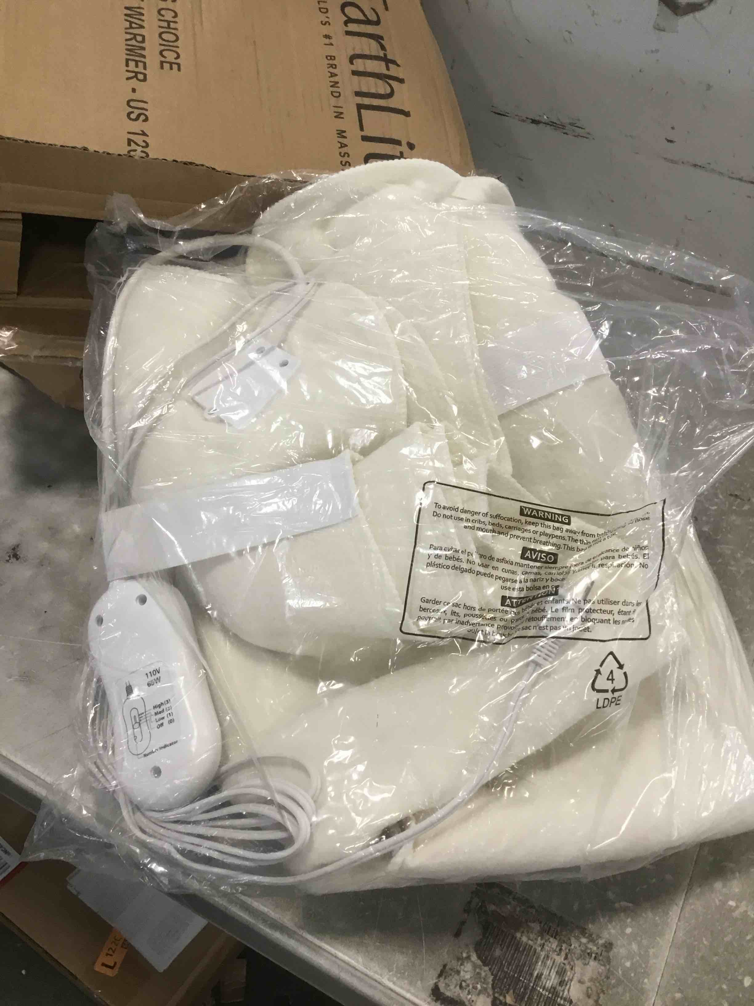 https://s3.amazonaws.com/lotting-images-prod/bidfta/YEL6500591_1717076138316.jpeg