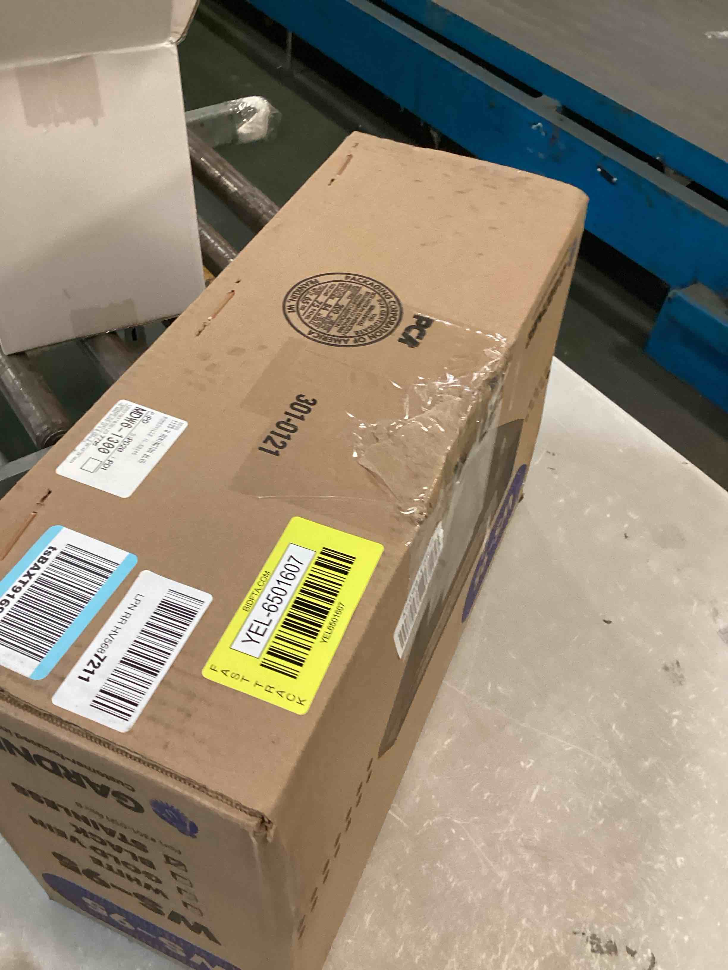https://s3.amazonaws.com/lotting-images-prod/bidfta/YEL6501607_1716899348669.jpeg