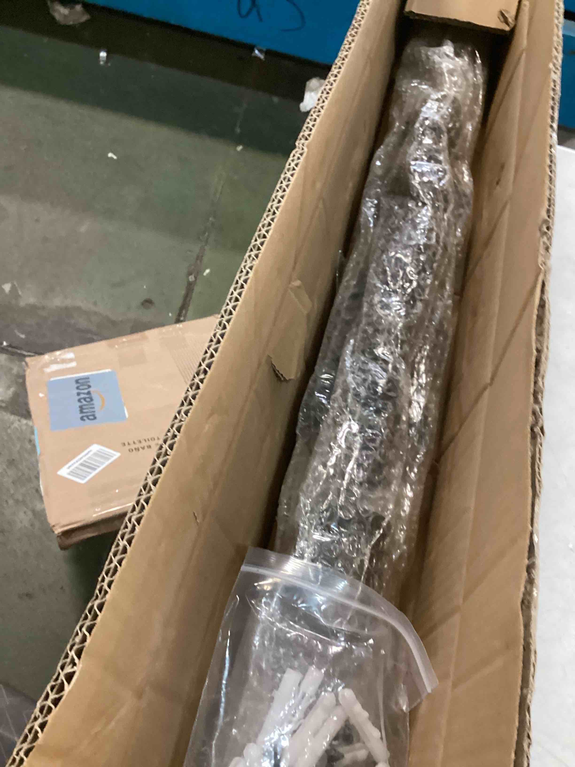 https://s3.amazonaws.com/lotting-images-prod/bidfta/YEL6504402_1717258532061.jpeg