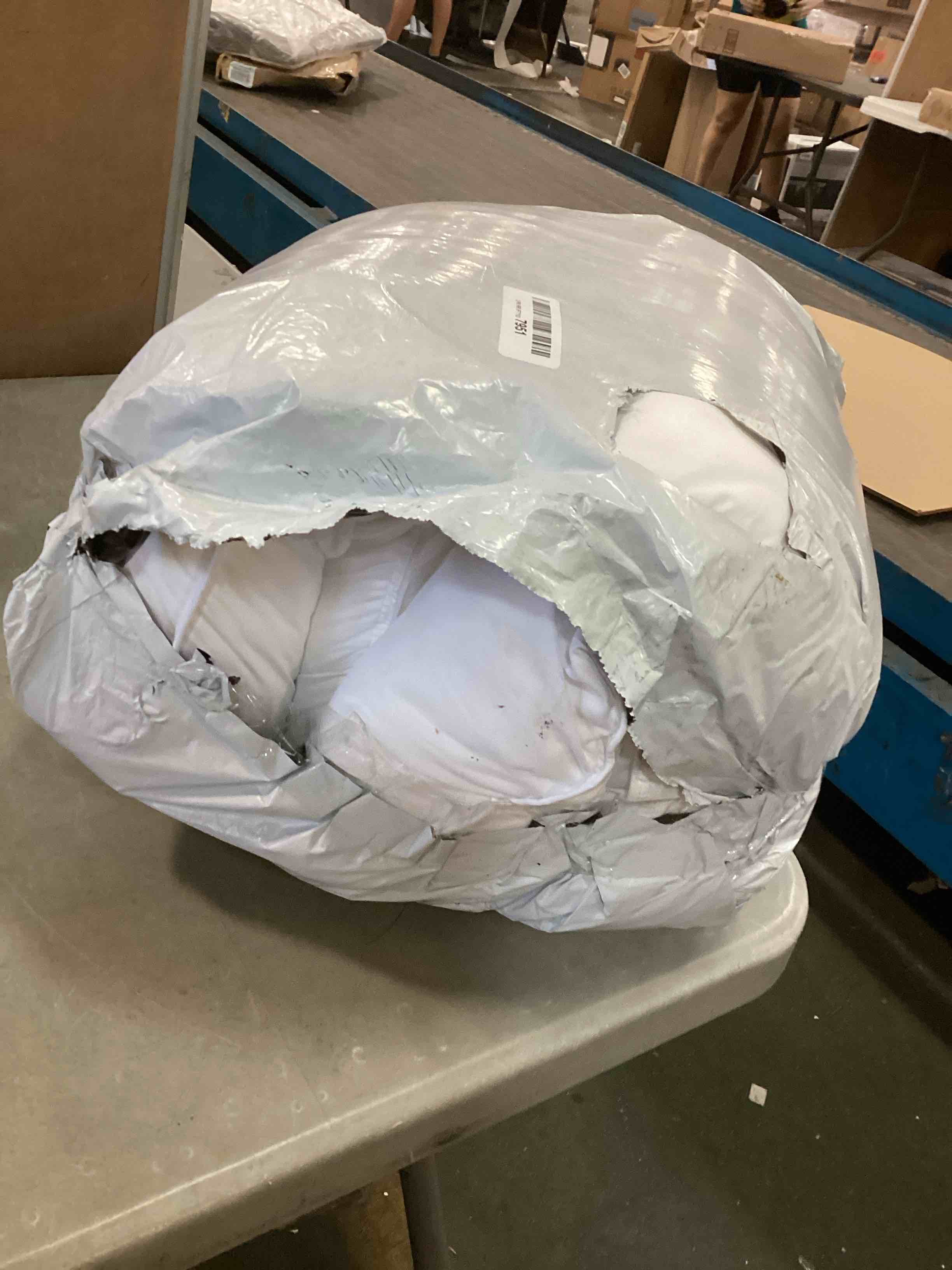 https://s3.amazonaws.com/lotting-images-prod/bidfta/YEL6511827_1717073637699.jpeg