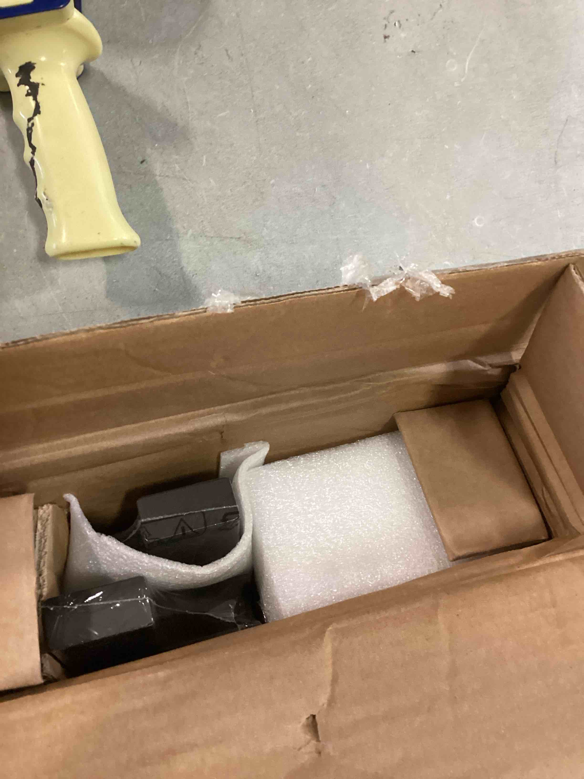 https://s3.amazonaws.com/lotting-images-prod/bidfta/YEL6511909_1717083178527.jpeg