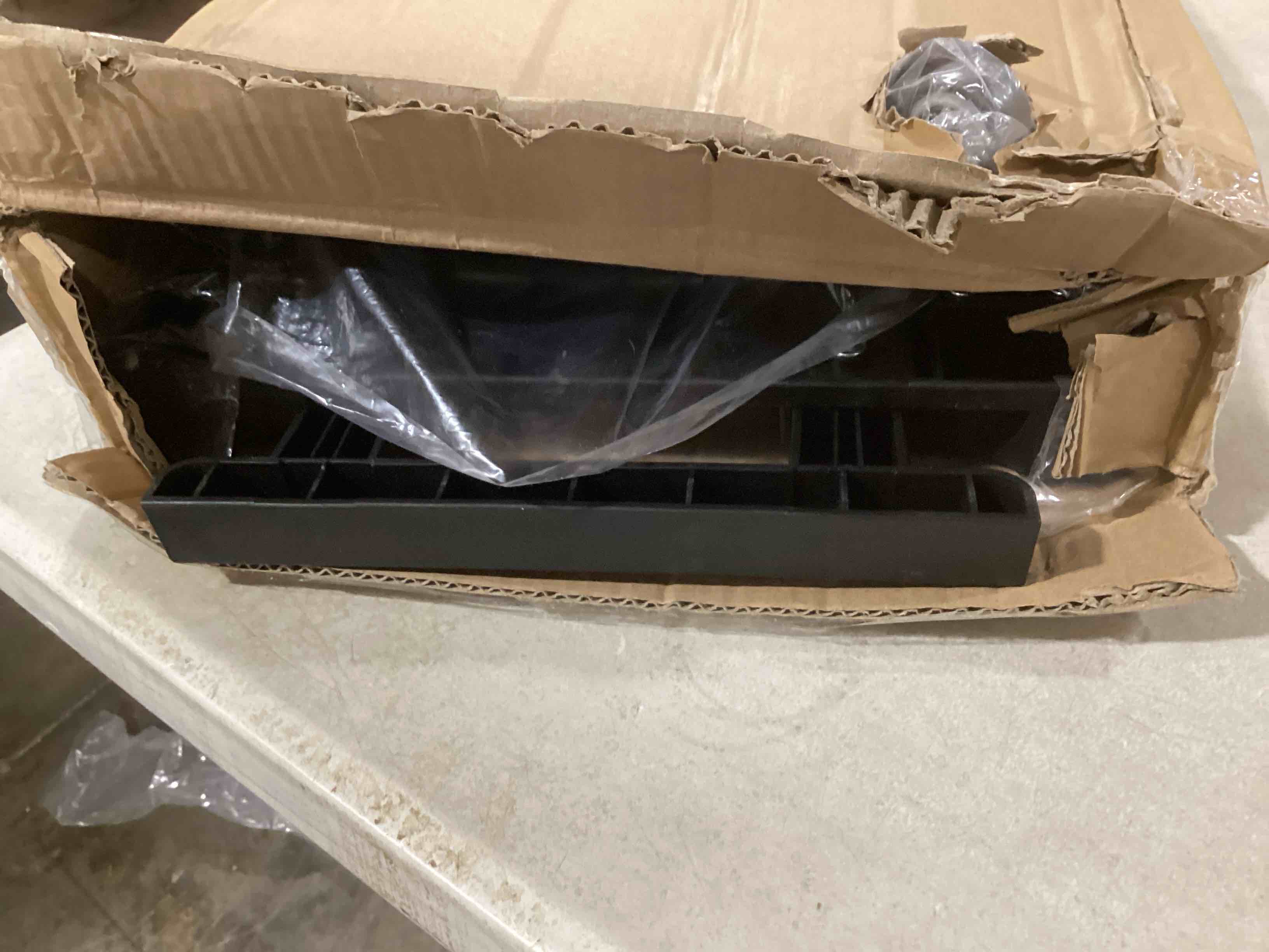 https://s3.amazonaws.com/lotting-images-prod/bidfta/YEL6530301_1719853816128.jpeg