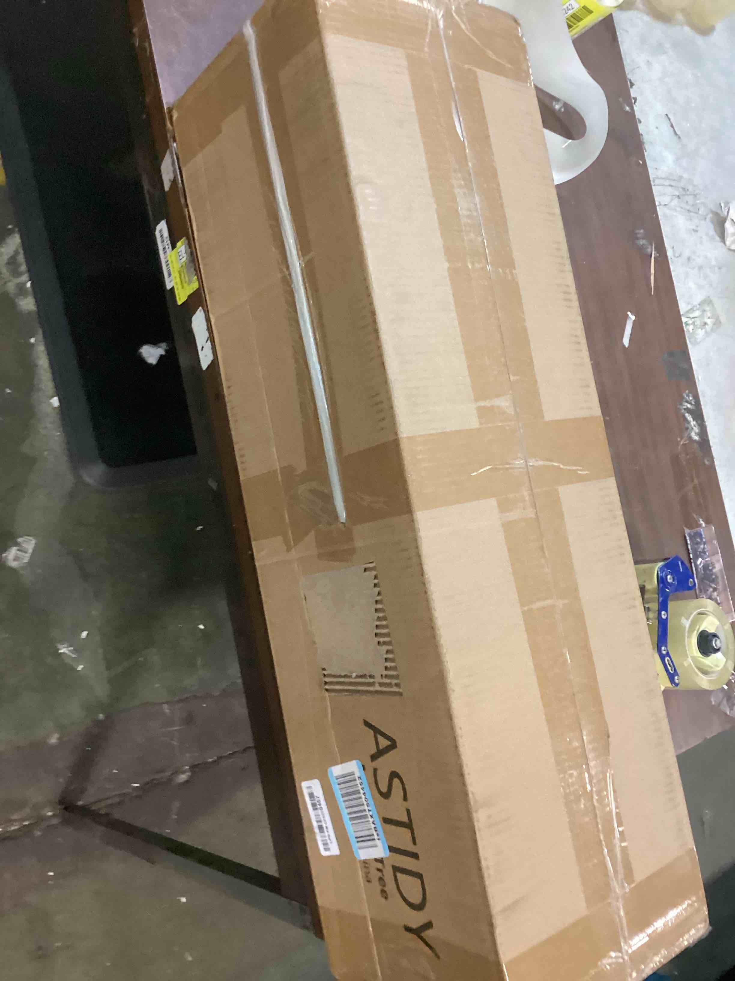 https://s3.amazonaws.com/lotting-images-prod/bidfta/YEL6568237_1716549875388.jpeg
