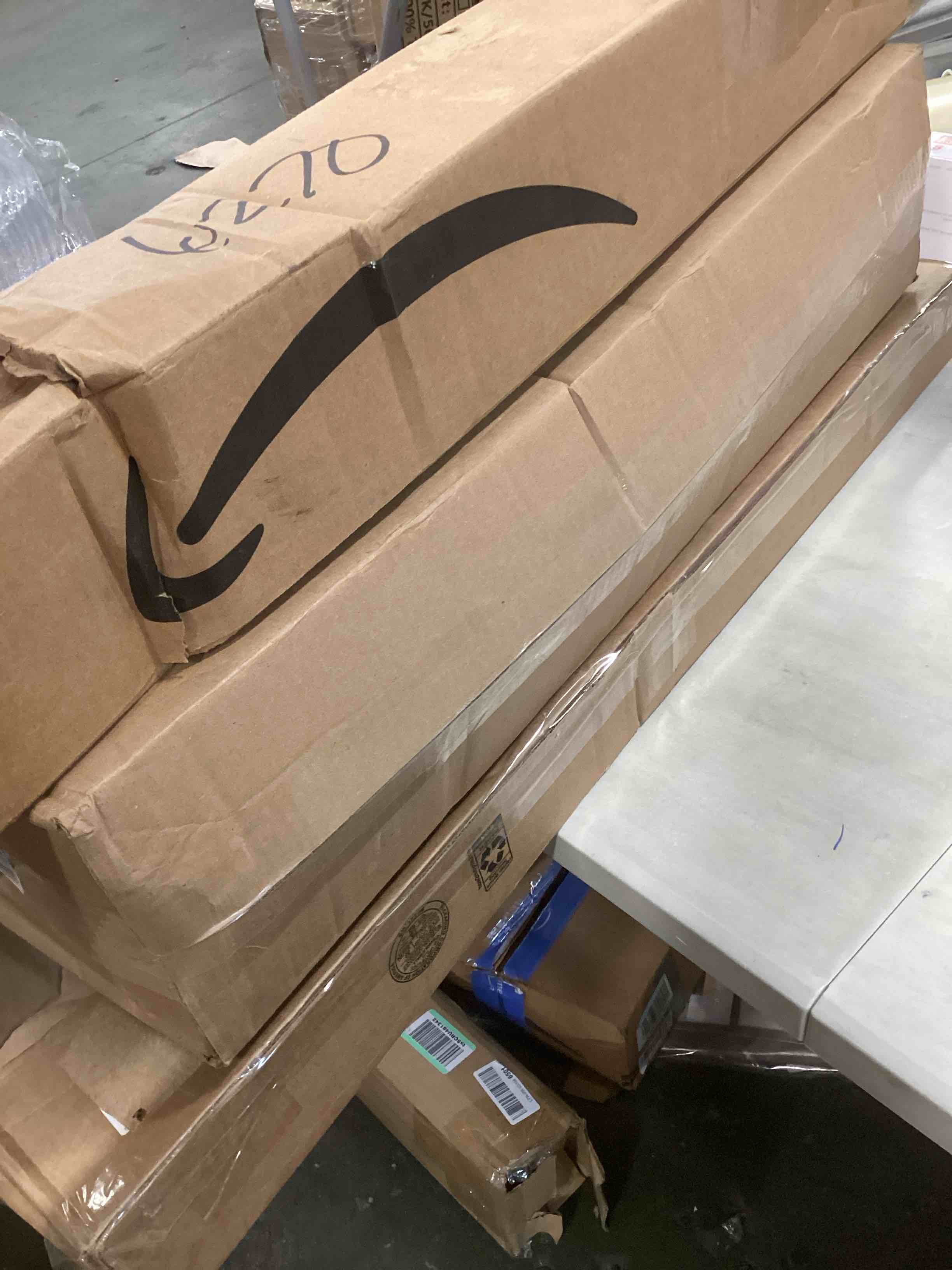 Assorted of Products for the Maintenance or Decoration of the Home (it can include a variety of sizes and models)