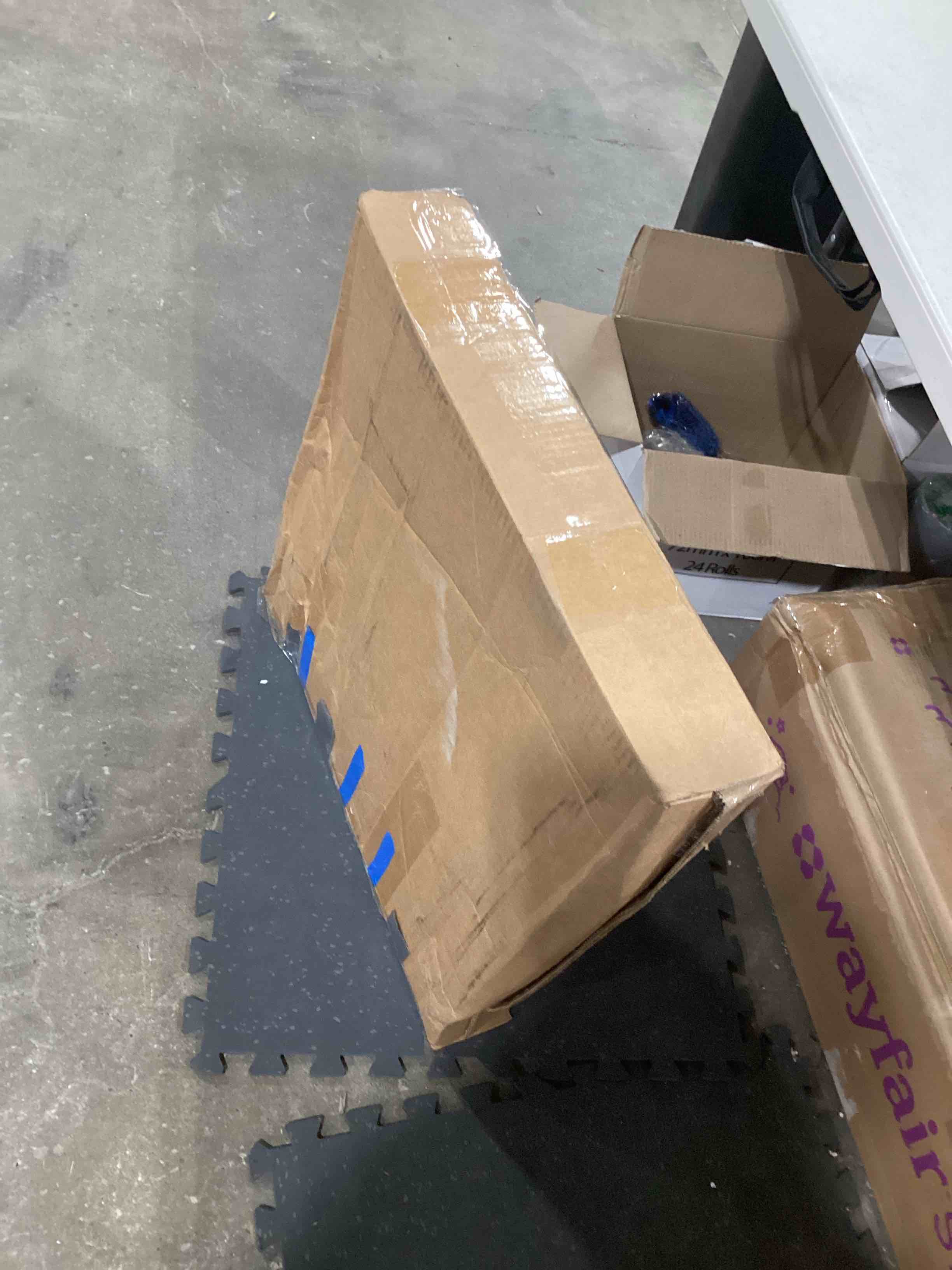 https://s3.amazonaws.com/lotting-images-prod/bidfta/YEL6572615_1721763673577.jpeg