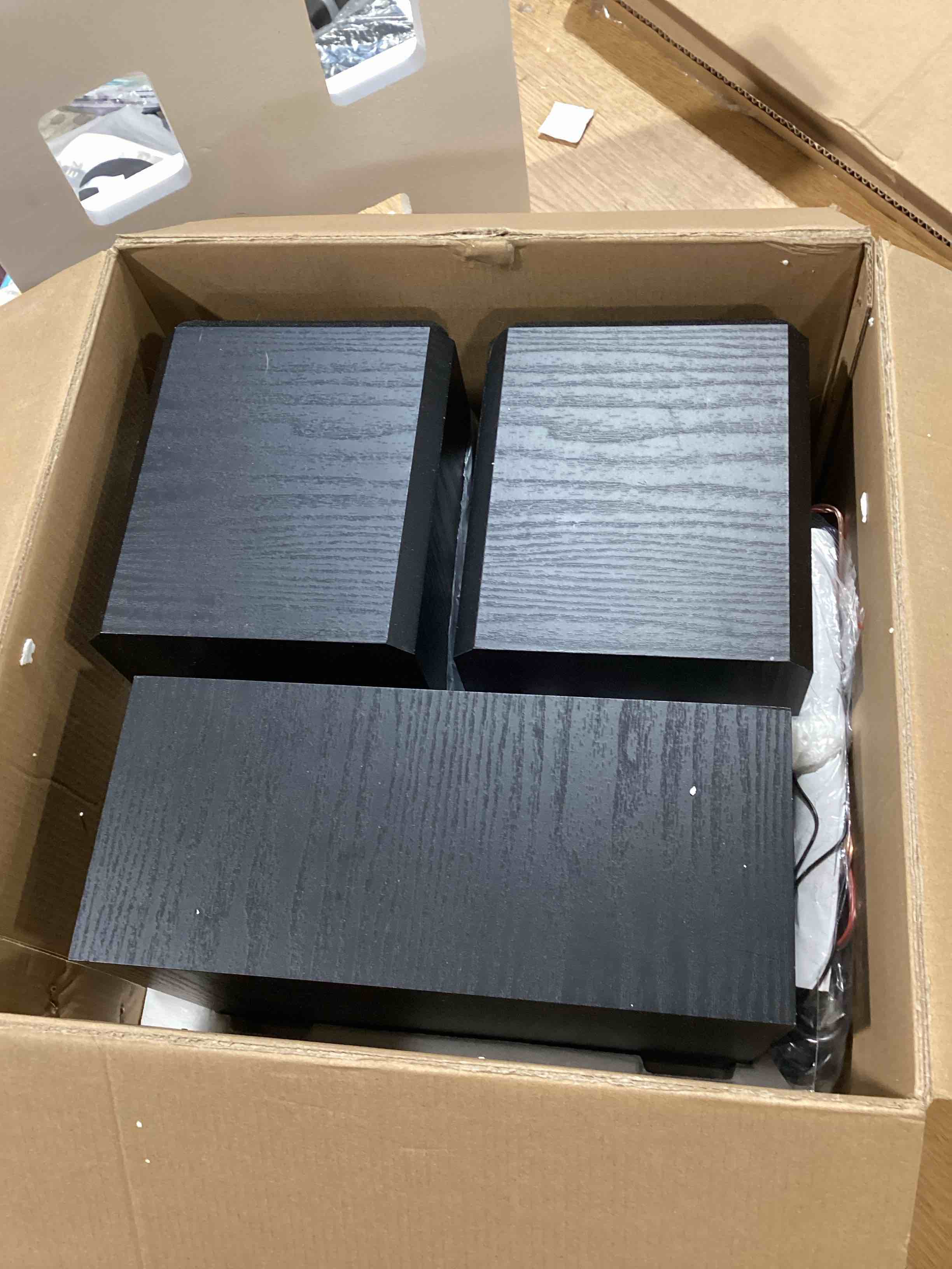 https://s3.amazonaws.com/lotting-images-prod/bidfta/YEL6573630_1718278509248.jpeg
