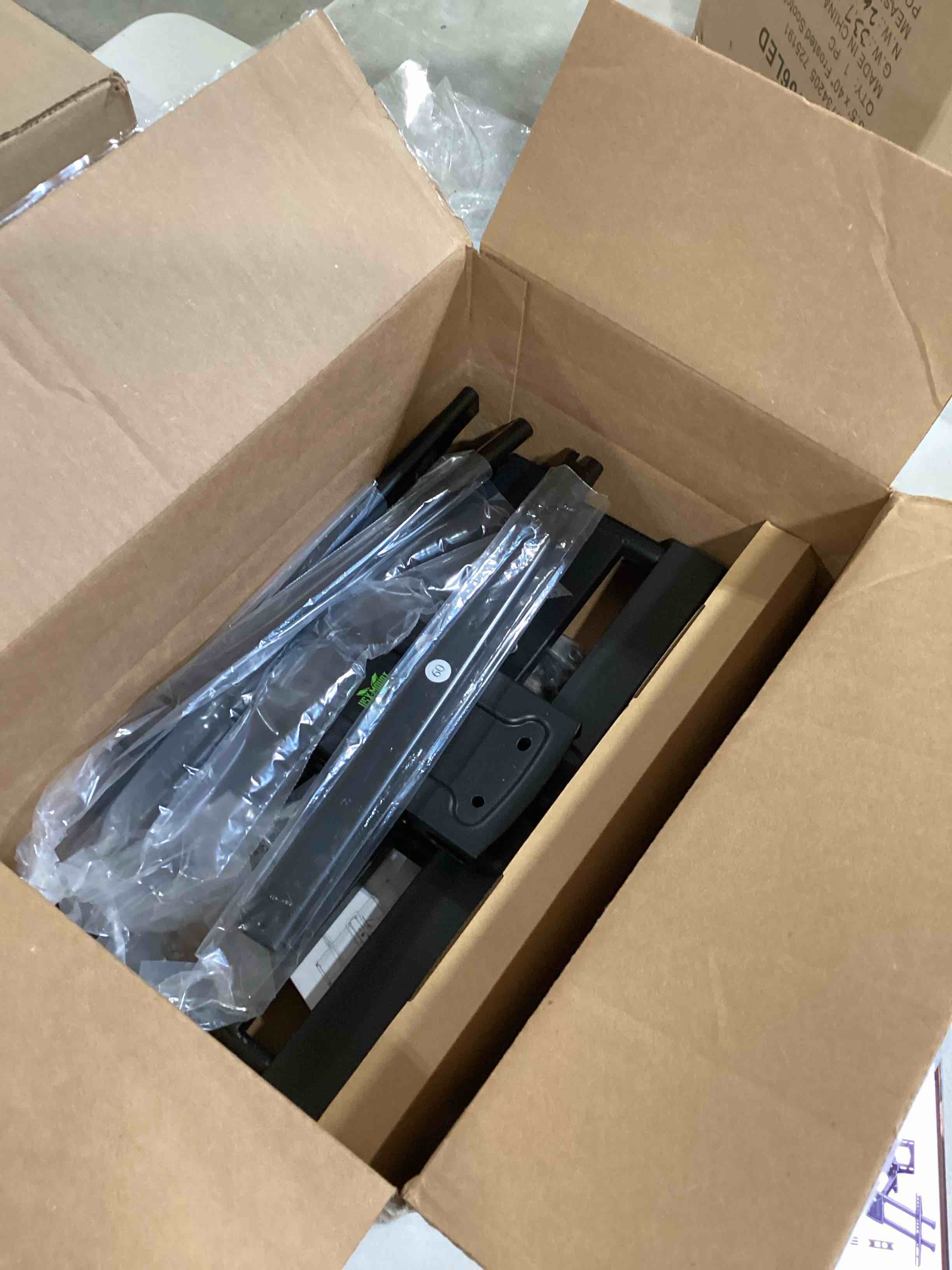 USX MOUNT UL Listed Full Motion TV Wall Mount for Most 37" to 82" TV up to 132lbs, Articulating TV Mount with Swivel, Tilt & Extension, TV Mount for VESA 600x400mm, 8" 12" 16" Wood Studs