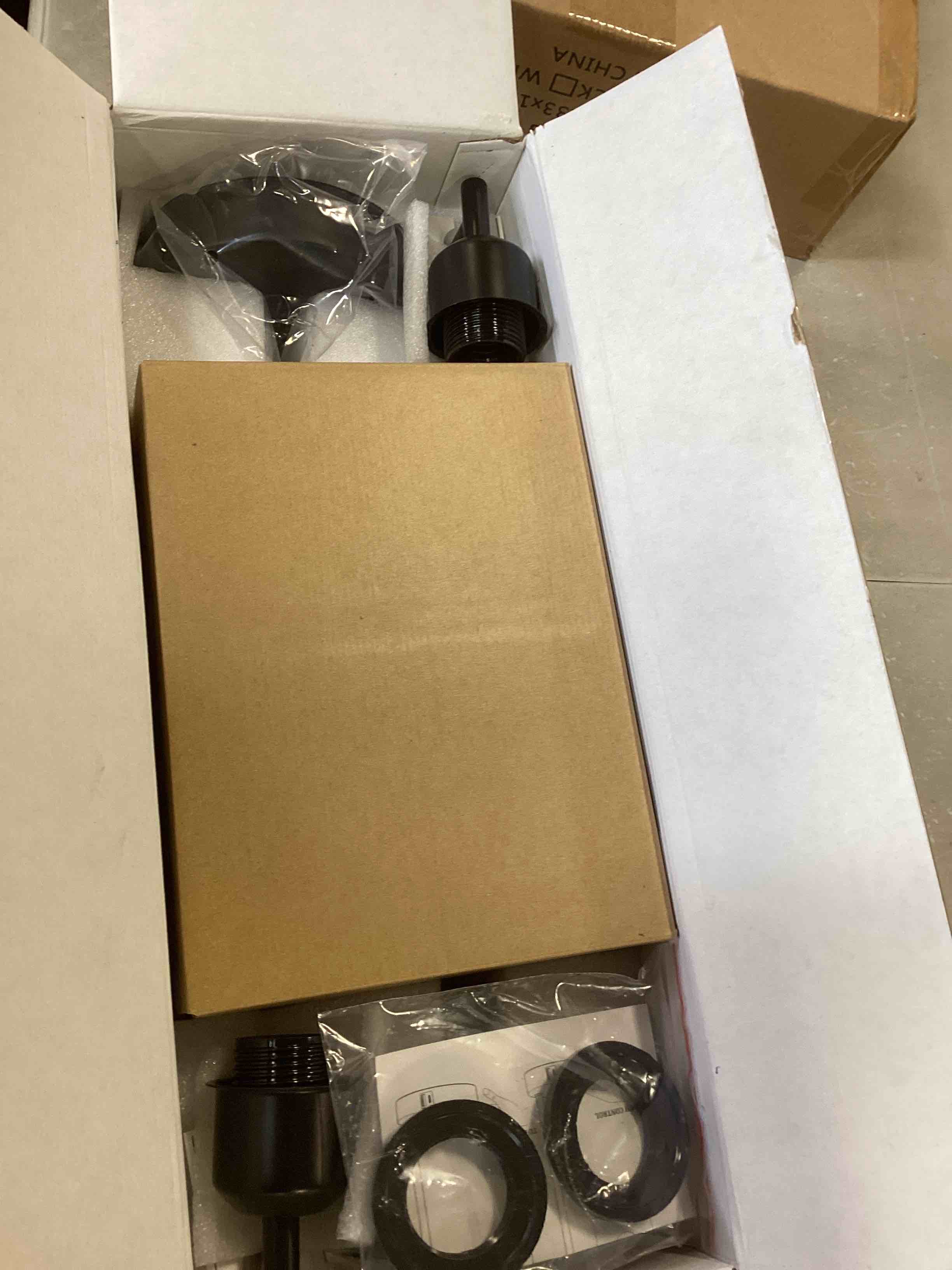 https://s3.amazonaws.com/lotting-images-prod/bidfta/YEL6622405_1715802579890.jpeg