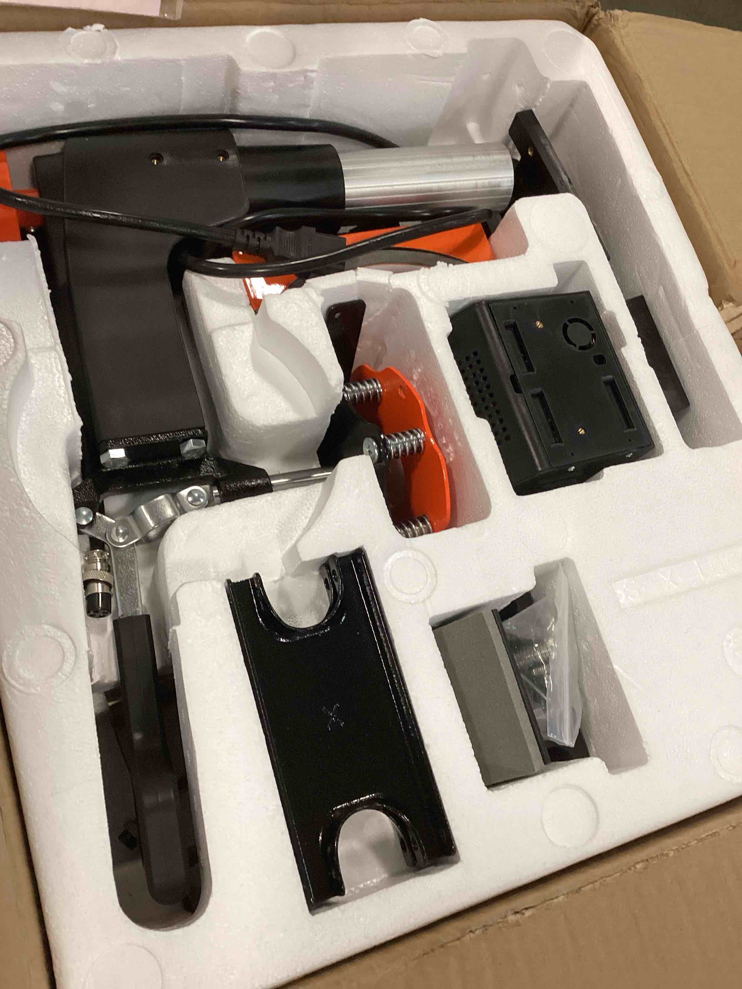 https://s3.amazonaws.com/lotting-images-prod/bidfta/YEL6655357_1720459017188.jpeg