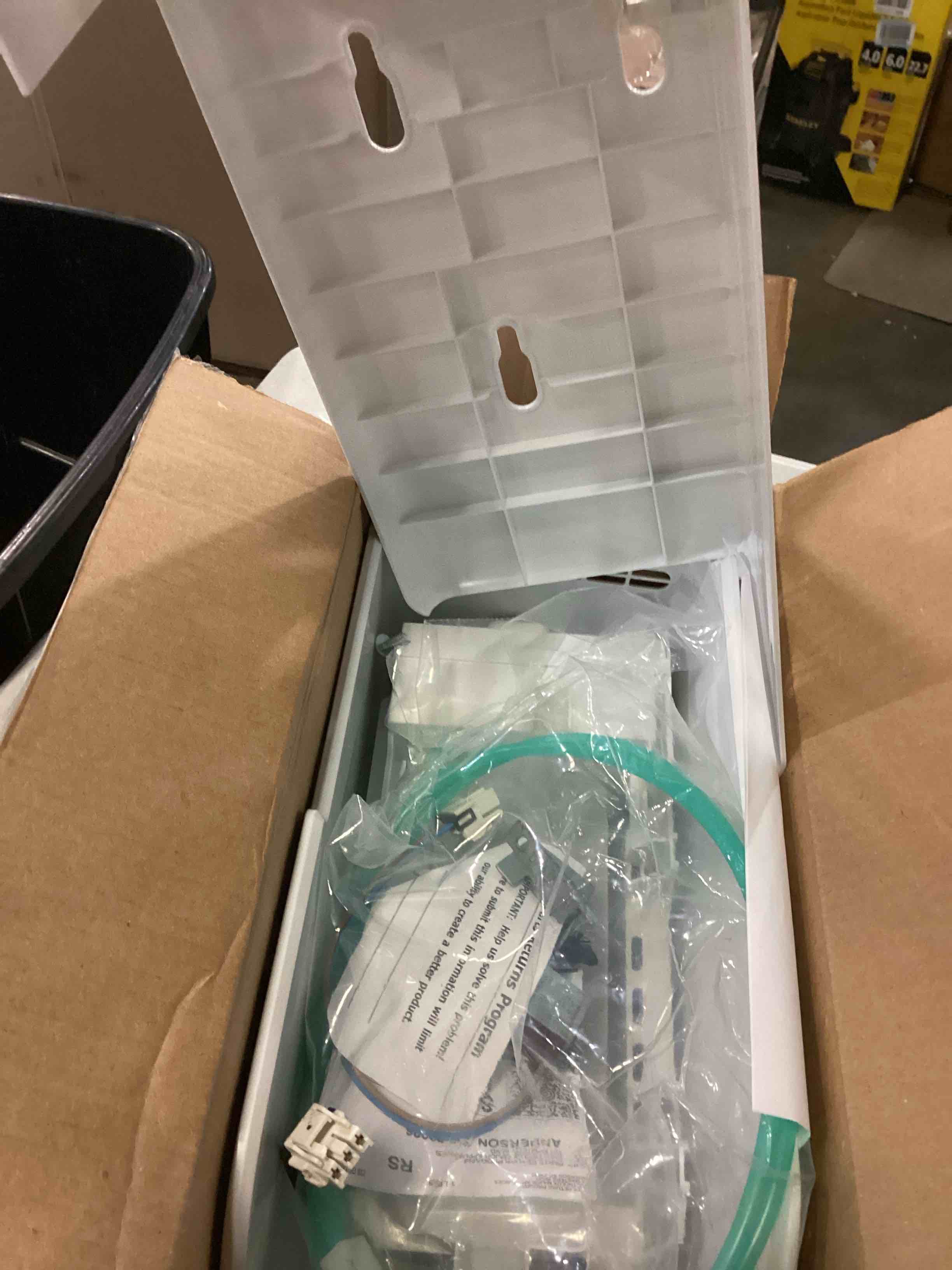 https://s3.amazonaws.com/lotting-images-prod/bidfta/YEL6706017_1731094269840.jpeg