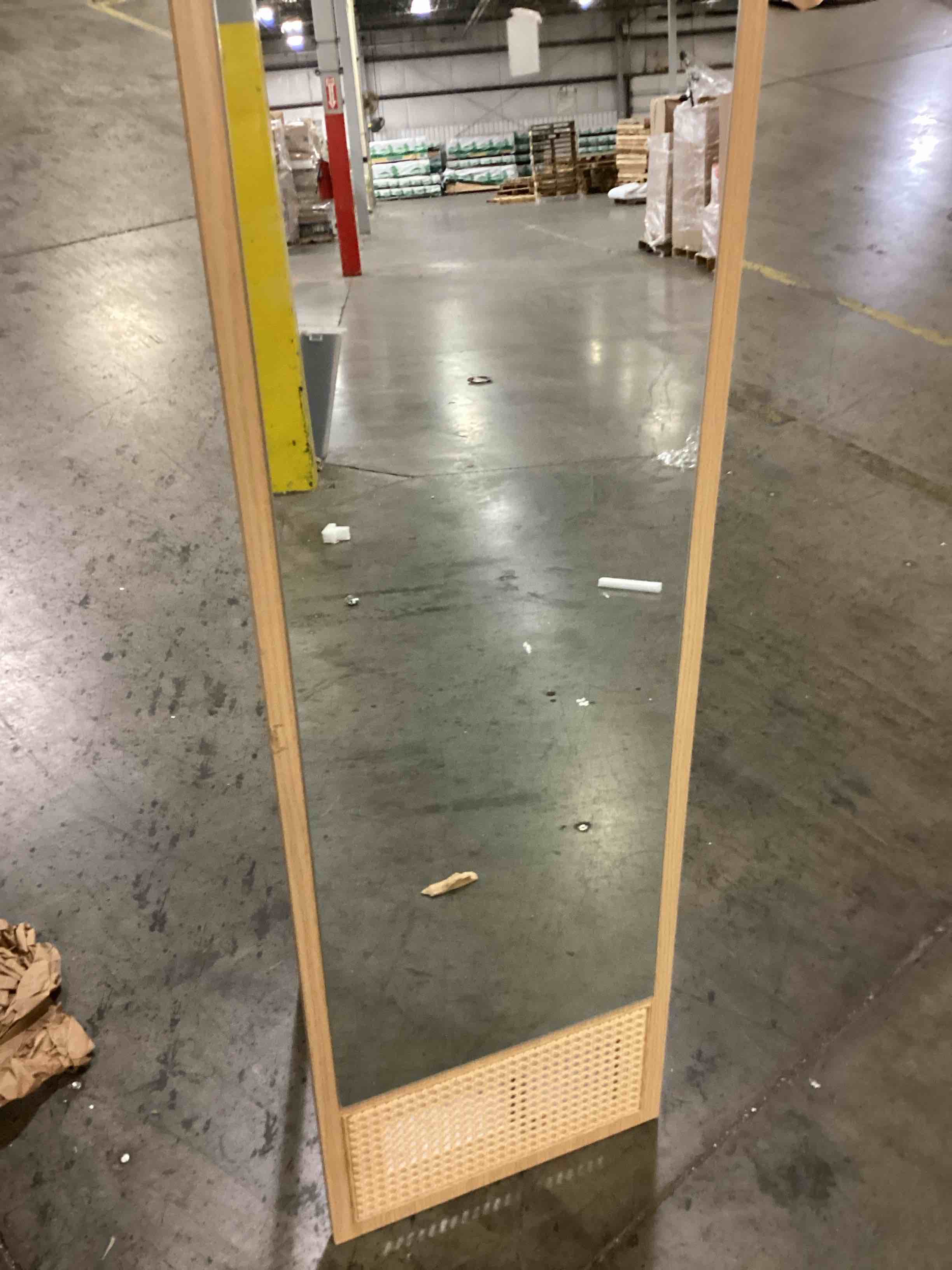 https://s3.amazonaws.com/lotting-images-prod/bidfta/YEL6706361_1731523988888.jpeg