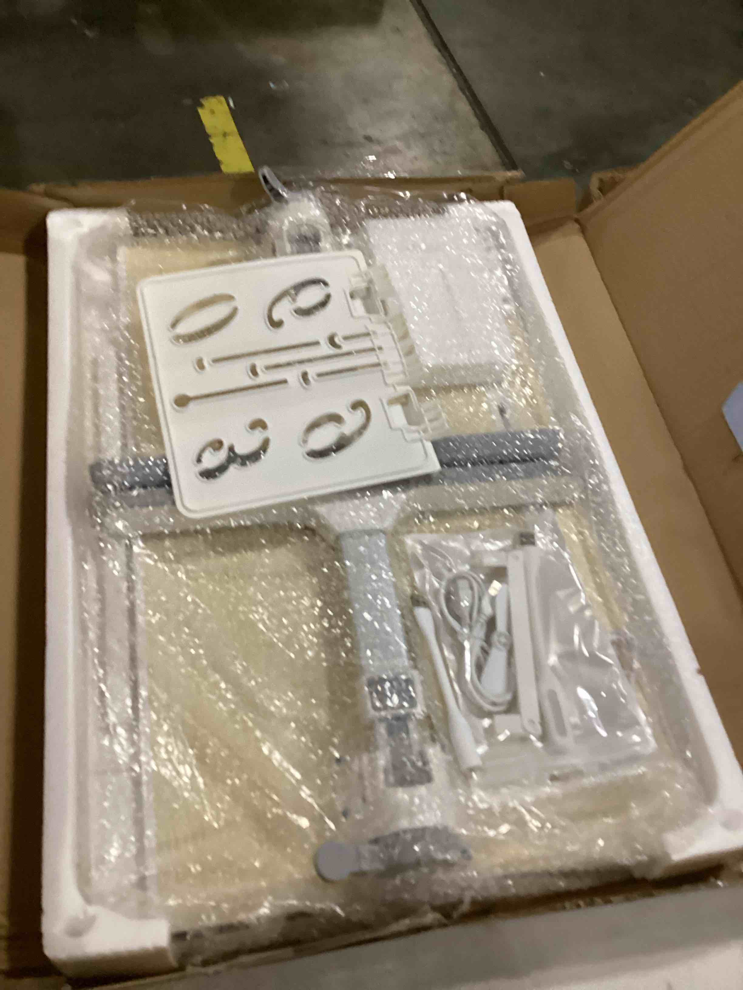 https://s3.amazonaws.com/lotting-images-prod/bidfta/YEL6711760_1730460269305.jpeg
