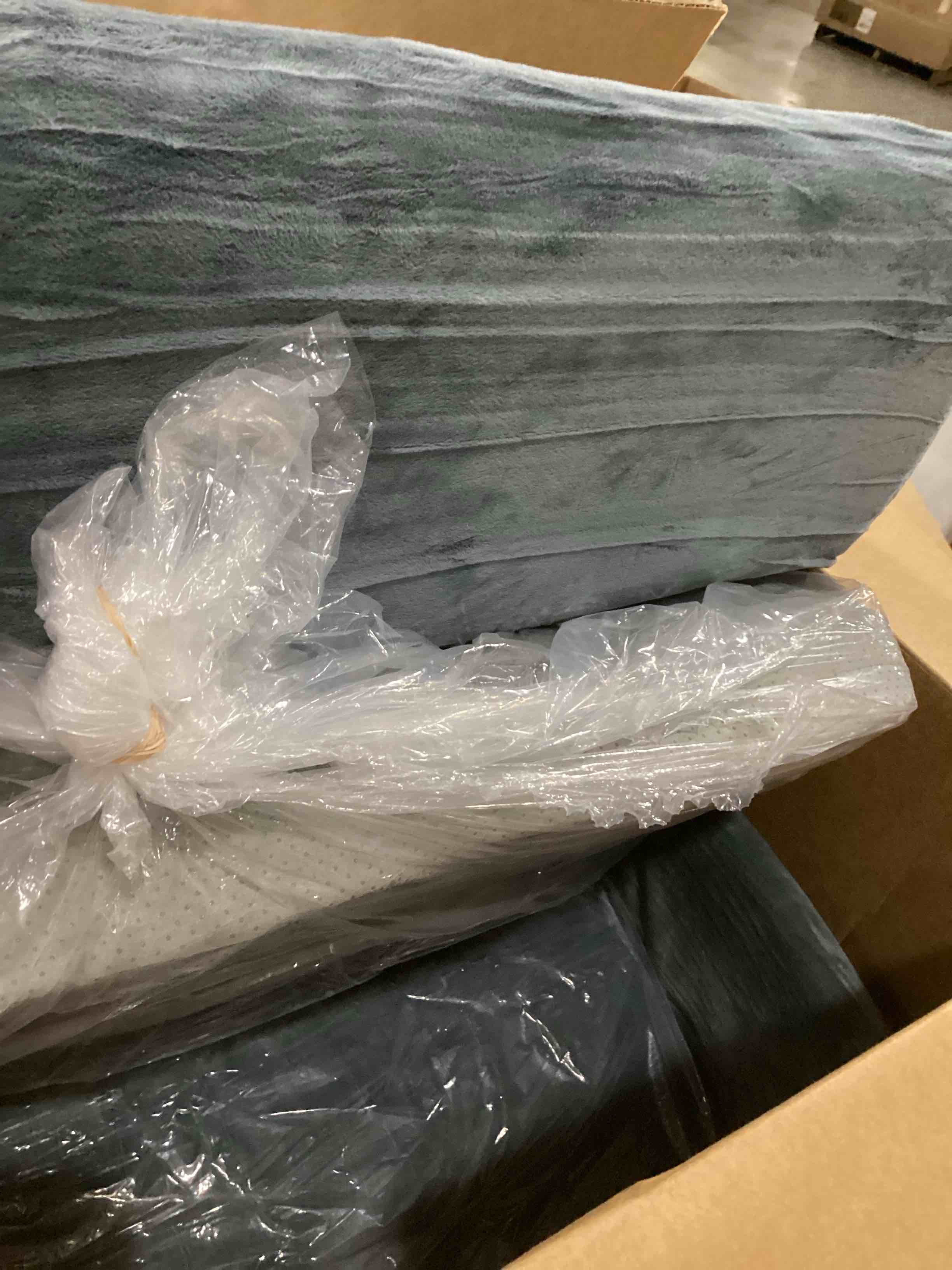 https://s3.amazonaws.com/lotting-images-prod/bidfta/YEL6719612_1732736934772.jpeg