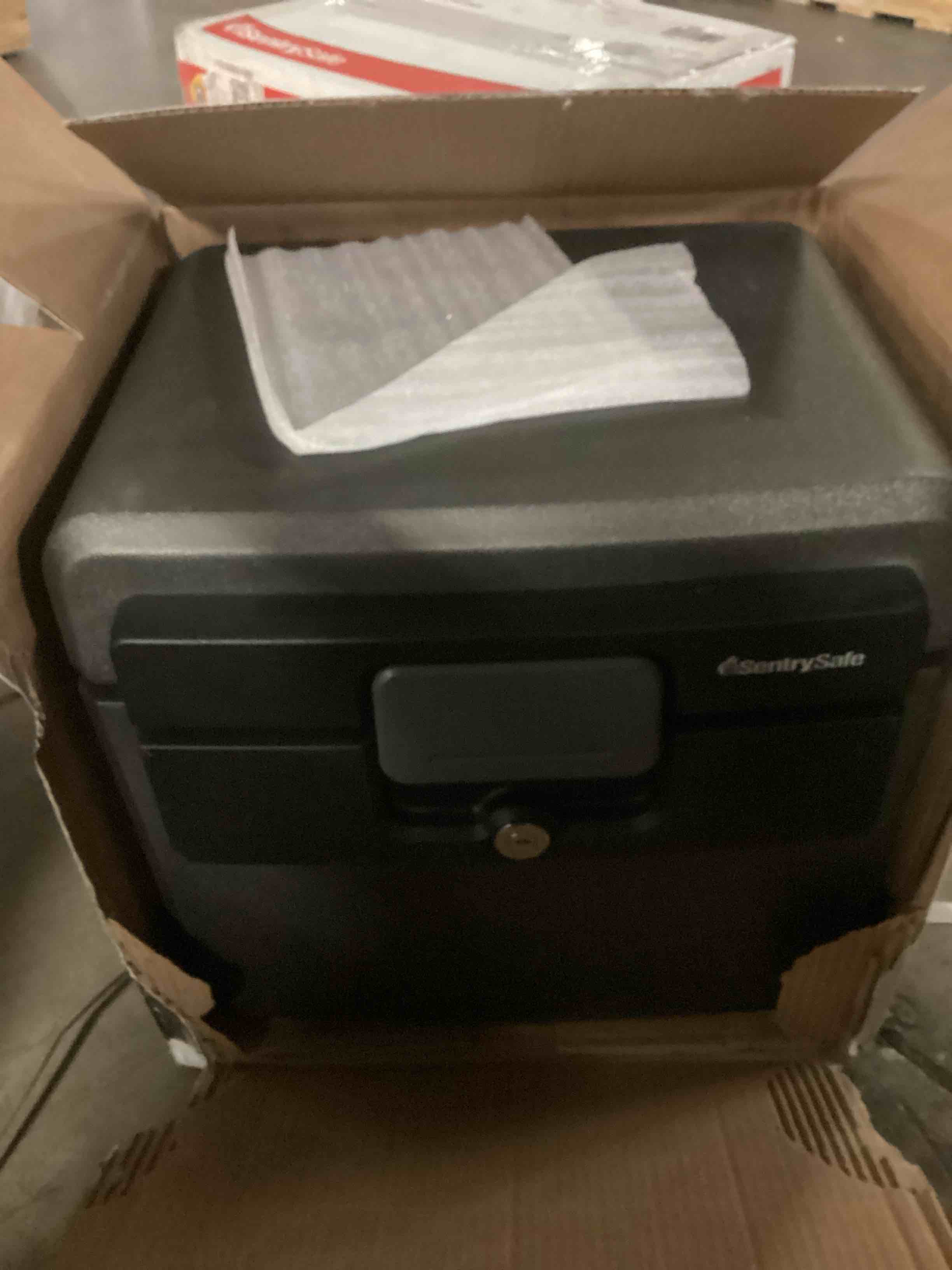 https://s3.amazonaws.com/lotting-images-prod/bidfta/YEL6720985_1735933386085.jpeg