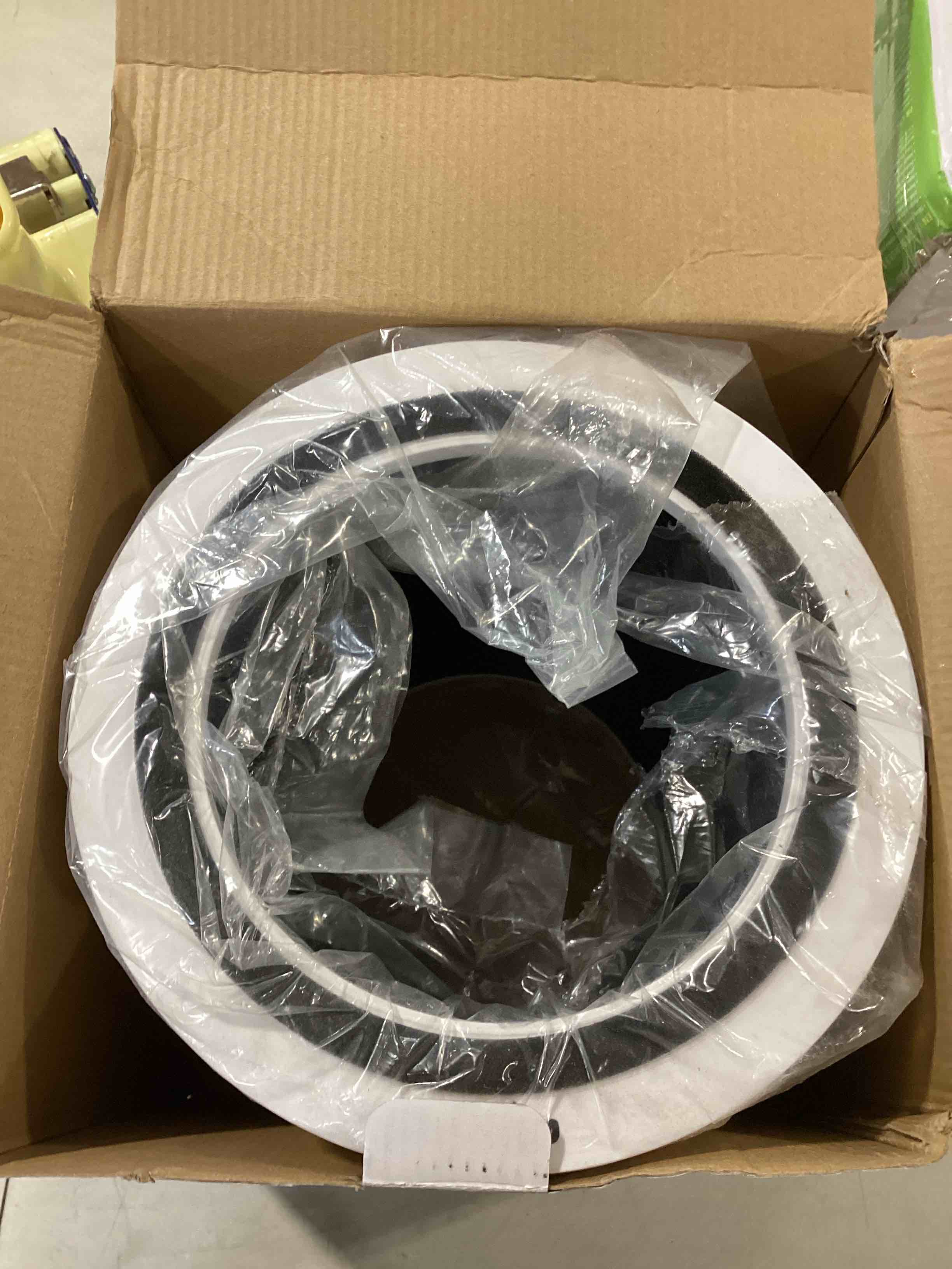 https://s3.amazonaws.com/lotting-images-prod/bidfta/YEL6780498_1725647057923.jpeg