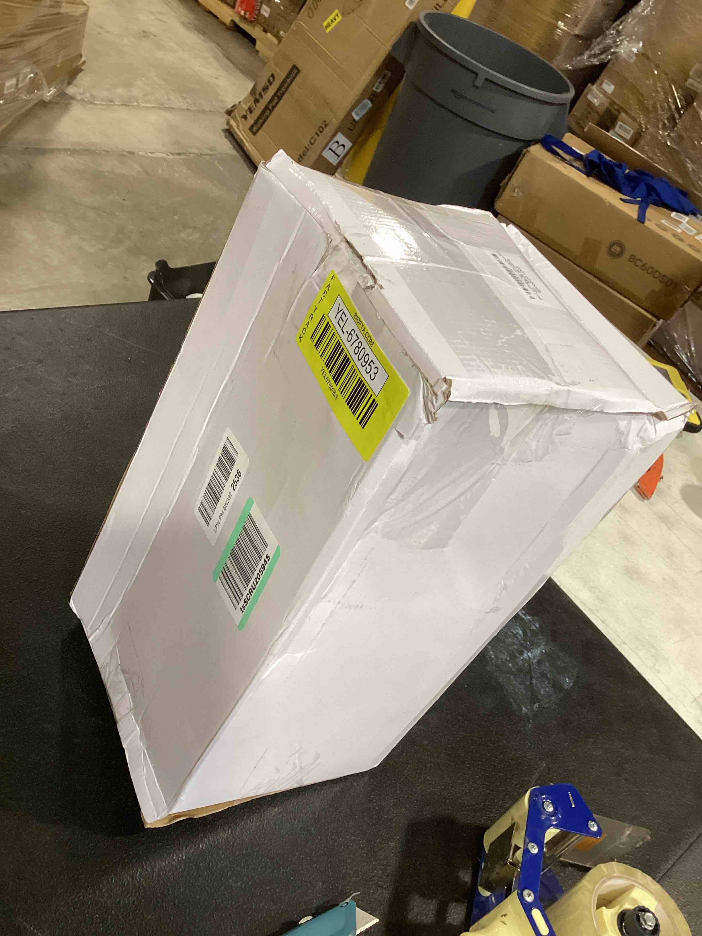 https://s3.amazonaws.com/lotting-images-prod/bidfta/YEL6780953_1726169329066.jpeg