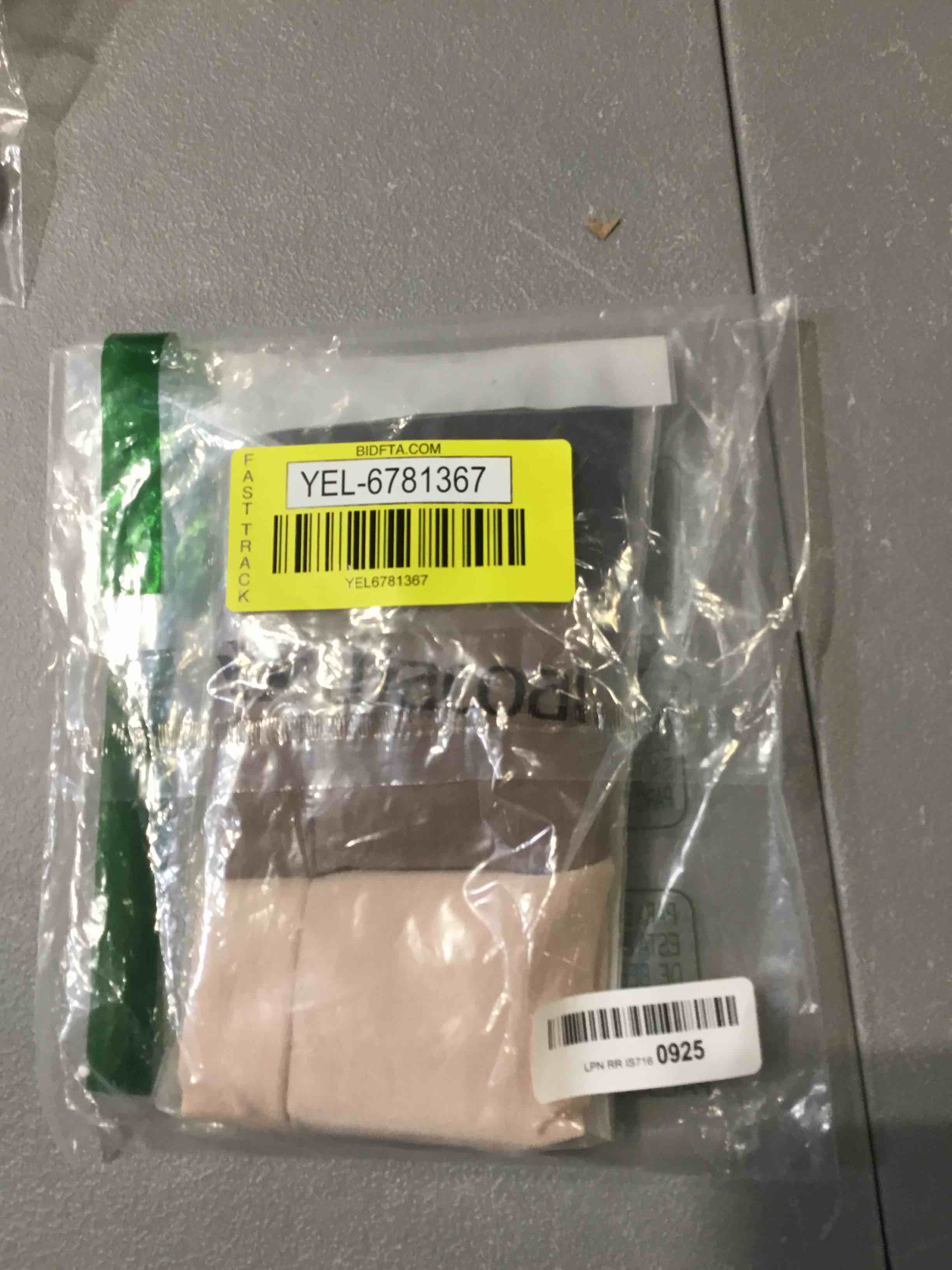 https://s3.amazonaws.com/lotting-images-prod/bidfta/YEL6781367_1726601867440.jpeg