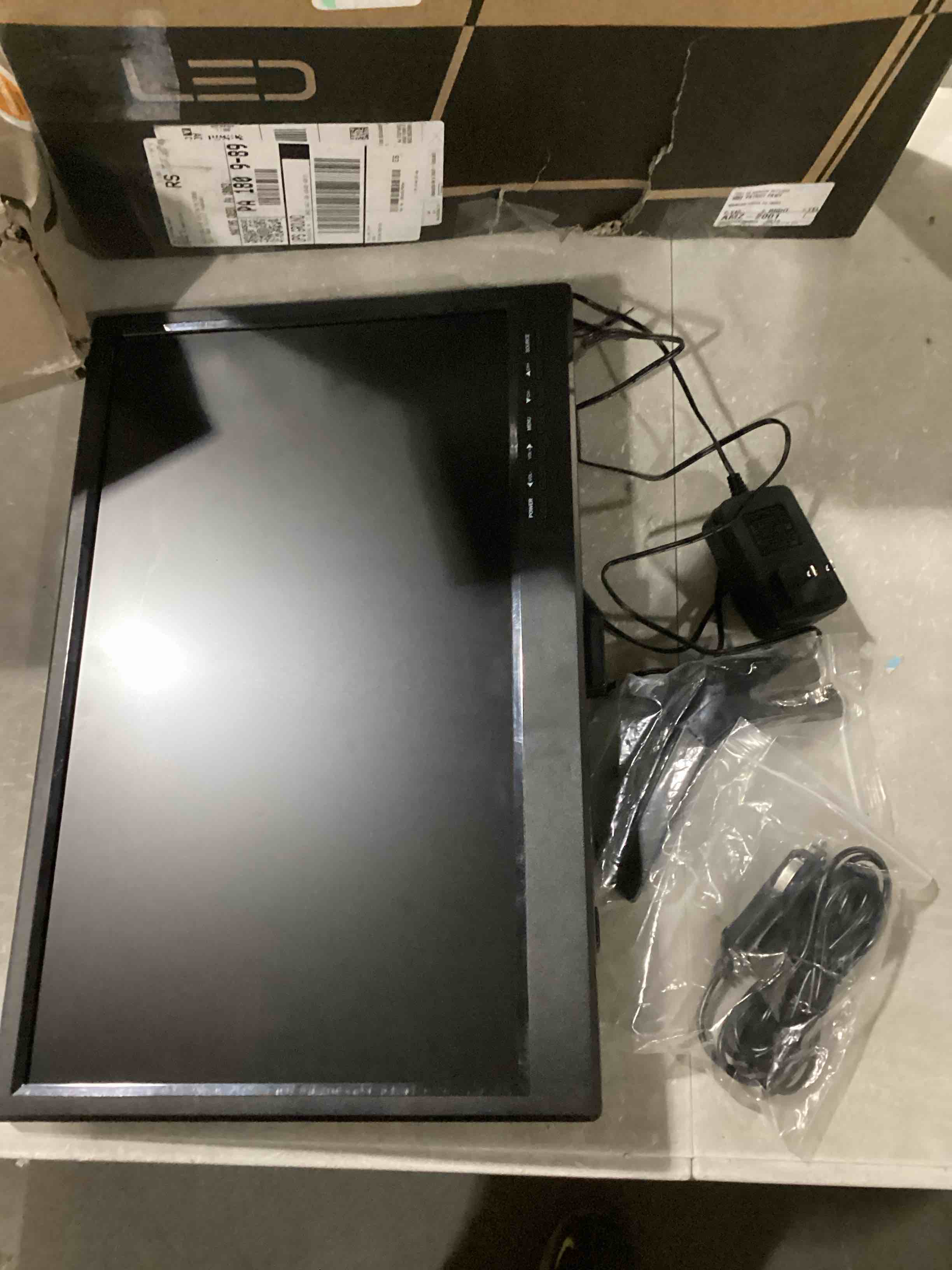https://s3.amazonaws.com/lotting-images-prod/bidfta/YEL6795427_1738001837790.jpeg
