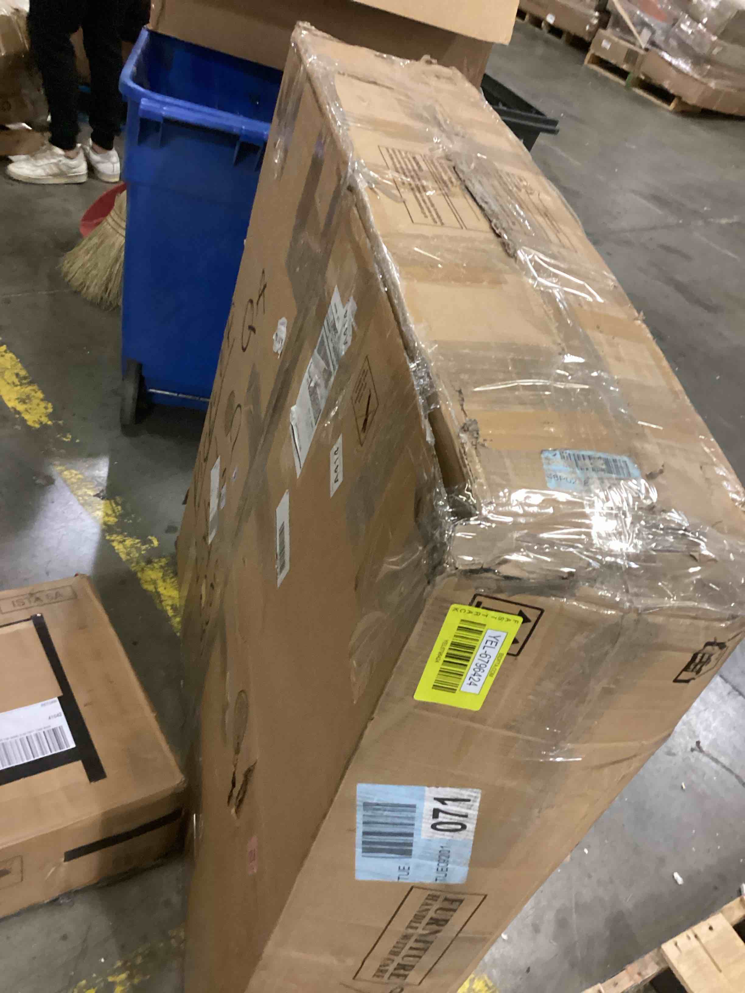 https://s3.amazonaws.com/lotting-images-prod/bidfta/YEL6796424_1739452002368.jpeg