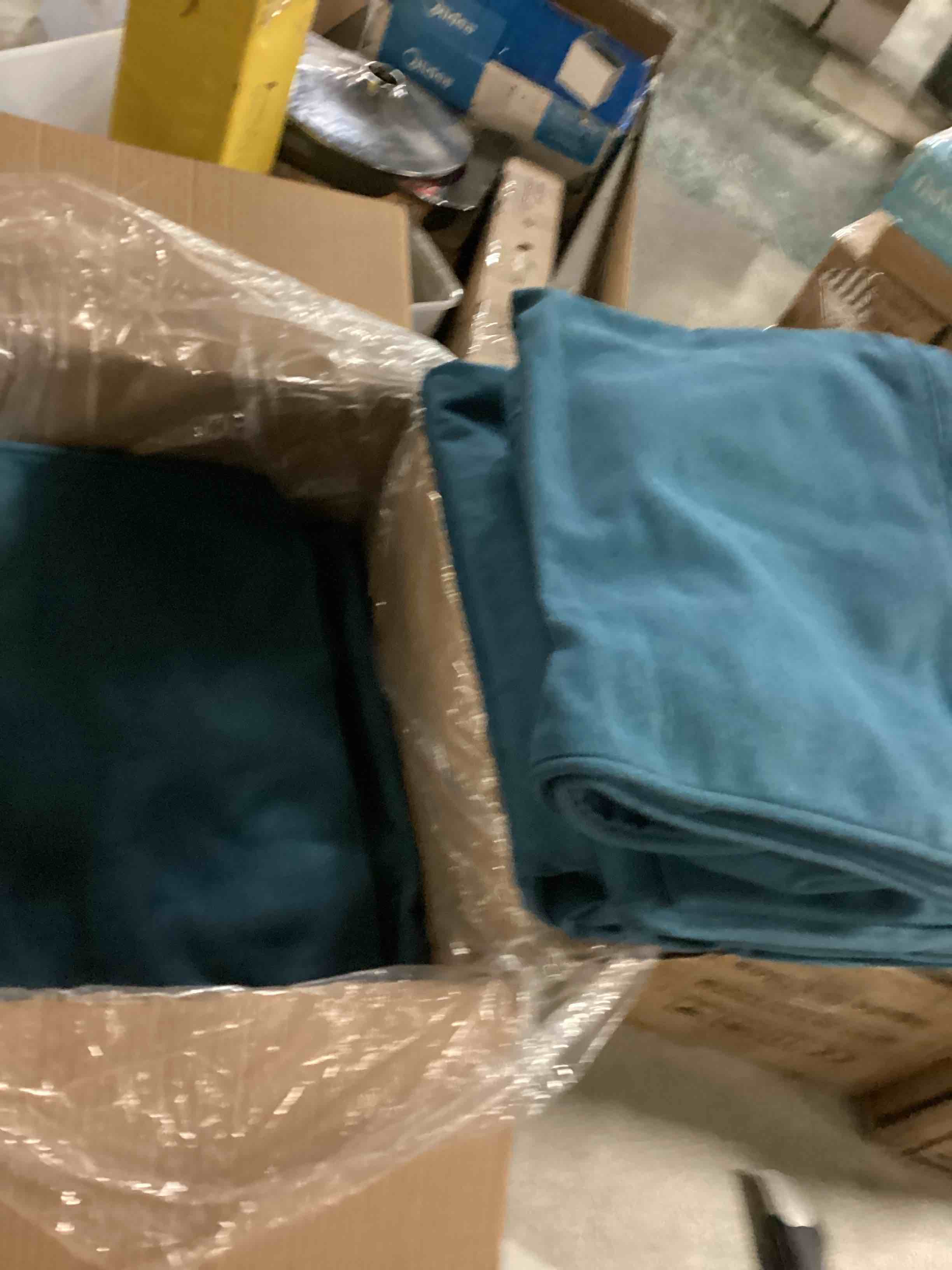 https://s3.amazonaws.com/lotting-images-prod/bidfta/YEL6800015_1738000536326.jpeg